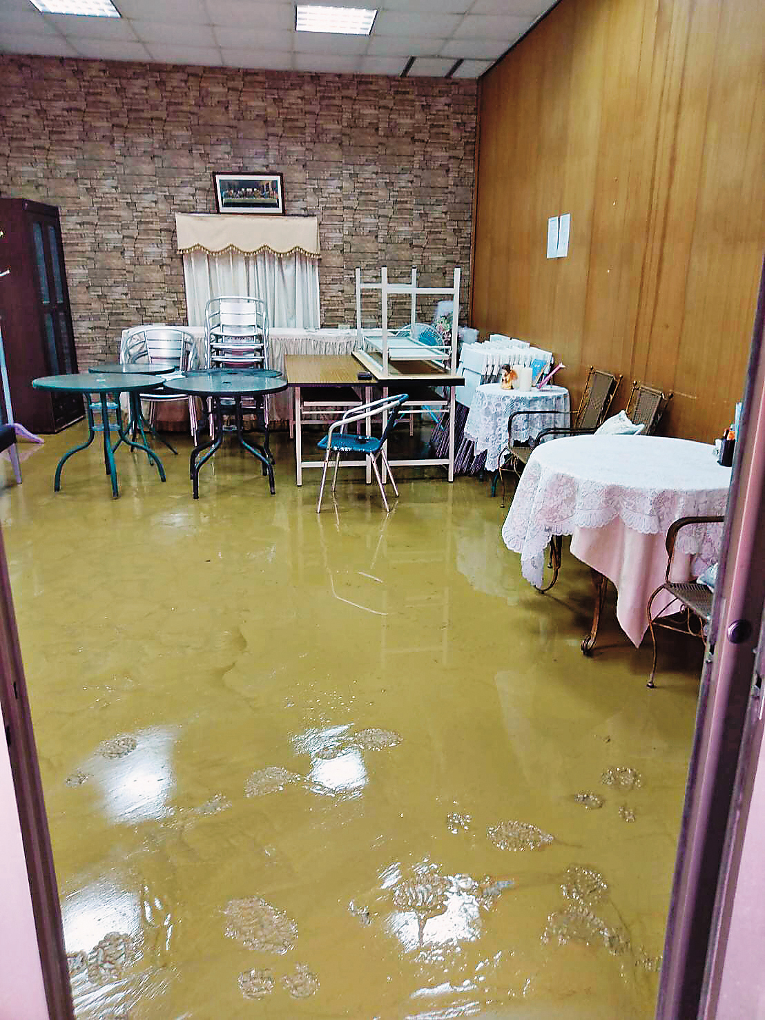 位於覆鼎金公墓旁的玫瑰園遭土石流侵襲，靈堂裡頭器具擺設全都泡在黃泥中，業者控訴遷葬工程有瑕疵，才會爆發土石流。