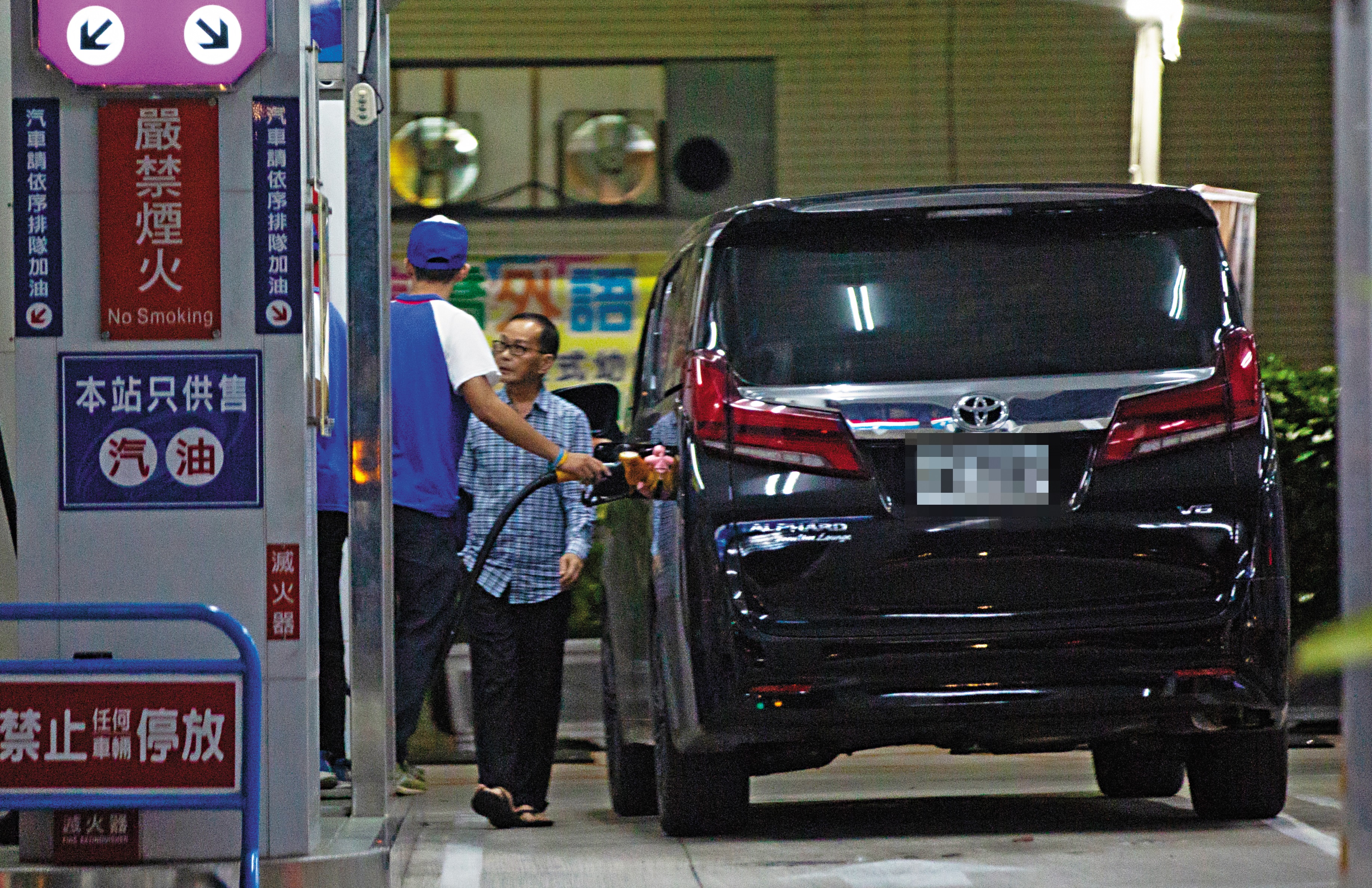 本刊直擊，大仁開發老董簡姓業者（右）週五晚間開著他的7人廂型車，加完油後直奔女性友人大樓，一路載她買水果和消夜，一點也不像保外就醫的病人。