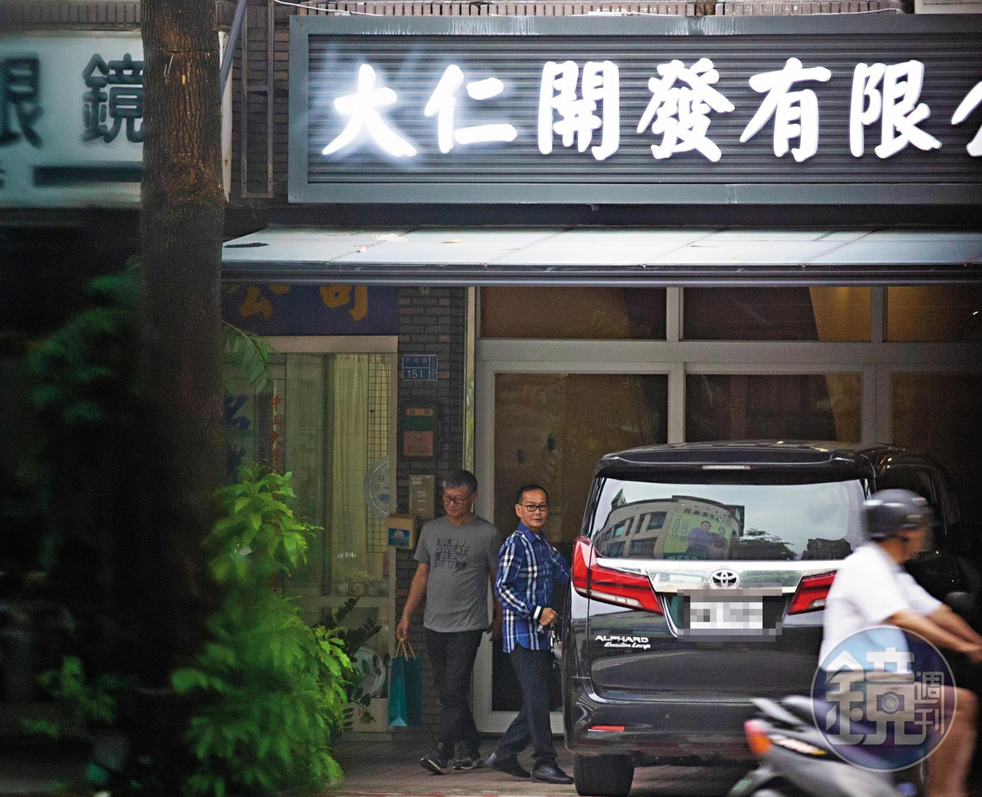 本刊直擊豪華黑色7人座車,為大仁開發老董簡姓業者座車,他平常都開這輛上下班,千萬勞斯萊斯則是放在家中很少開出來。