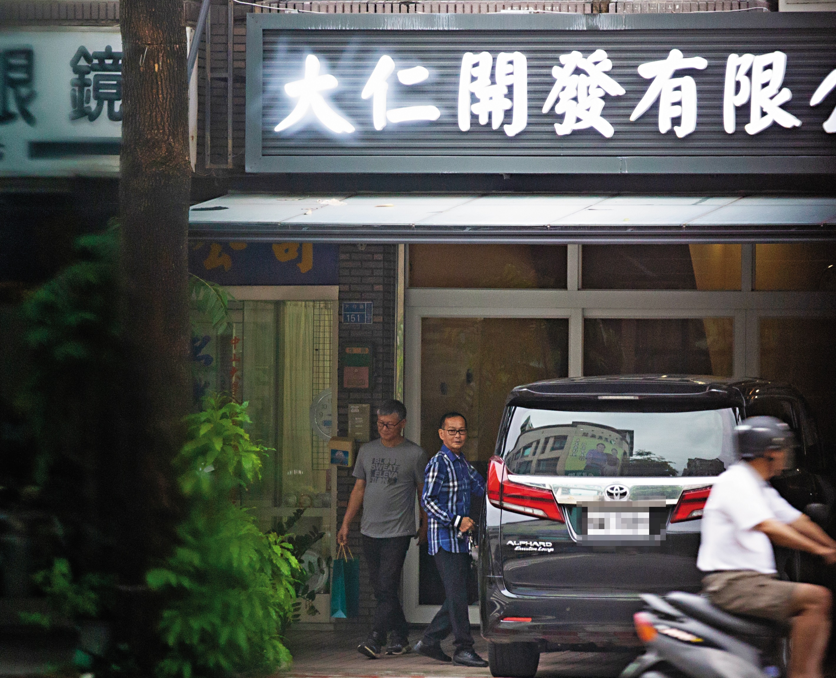 本刊直擊豪華黑色7人座車，為大仁開發老董簡姓業者座車，他平常都開這輛上下班，千萬勞斯萊斯則是放在家中很少開出來。