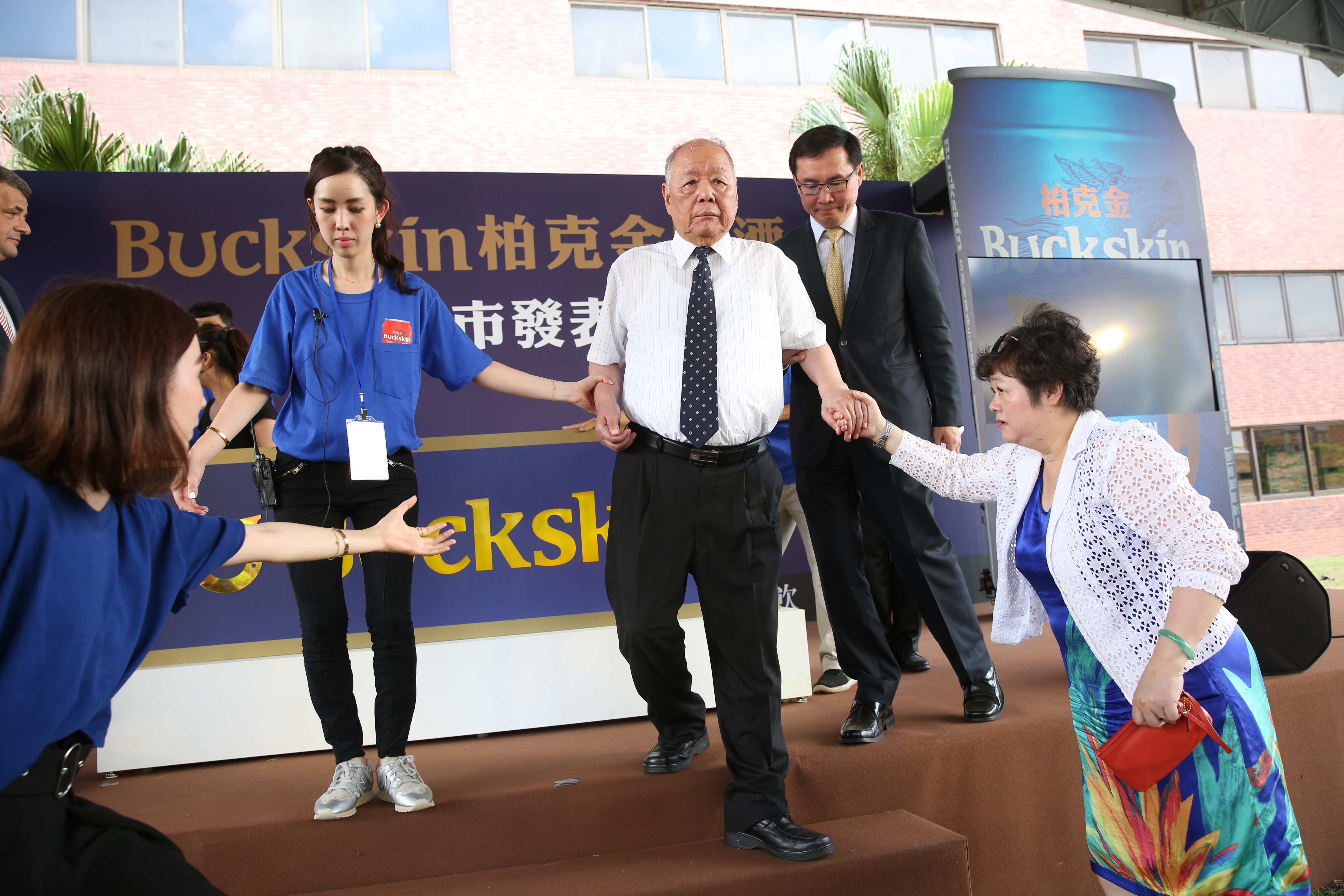 金車是傳統家族企業，創辦人李添財的第三代長孫女李家輔（左二）已進入集團歷練，低調擔任總經理李玉鼎（右二）祕書。