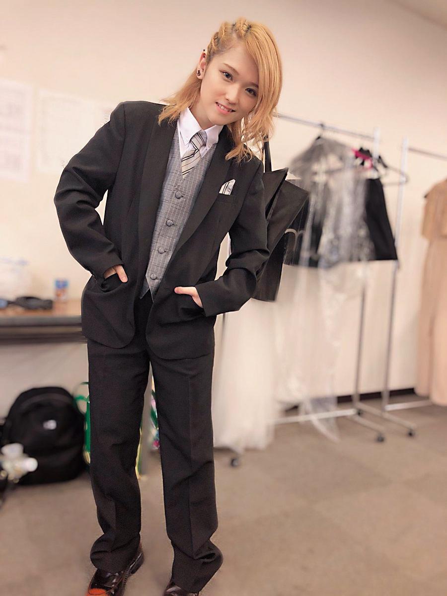 今年日本AV奧斯卡頒獎典禮,入圍「最優秀女優獎」的椎名空以西裝look出席。(翻攝自椎名空推特)