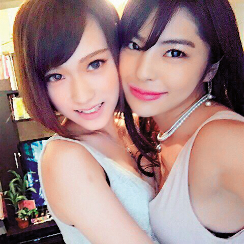 椎名空（左）與同是AV女優的前女友（右），以BIBIANS組合拍了不少蕾絲邊AV。（翻攝自椎名空IG）