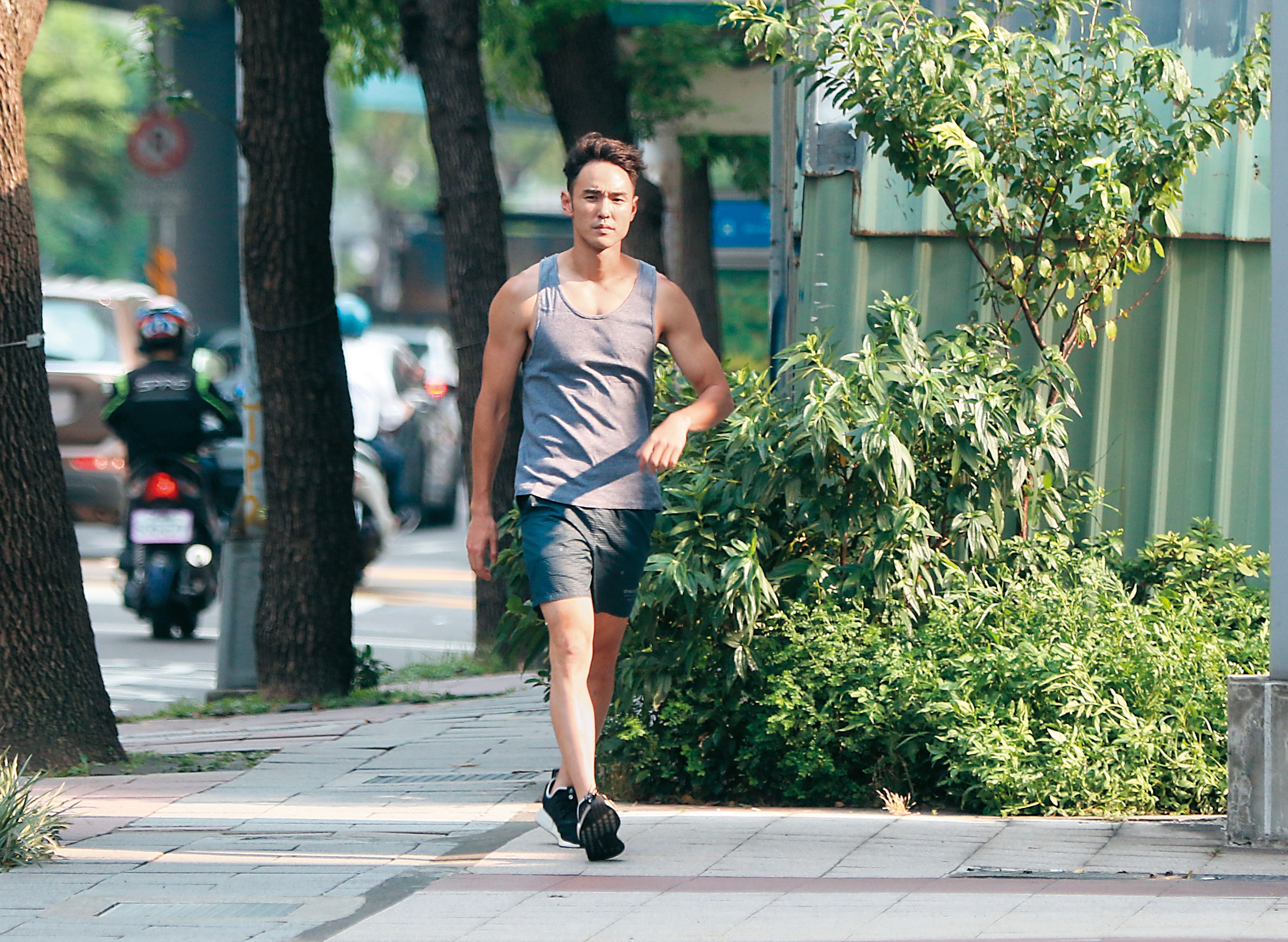 阮經天原本將重機停在健身房大樓外，被大樓管理員要求移車，他移完車之後回到原處，看得出胸肌不小。