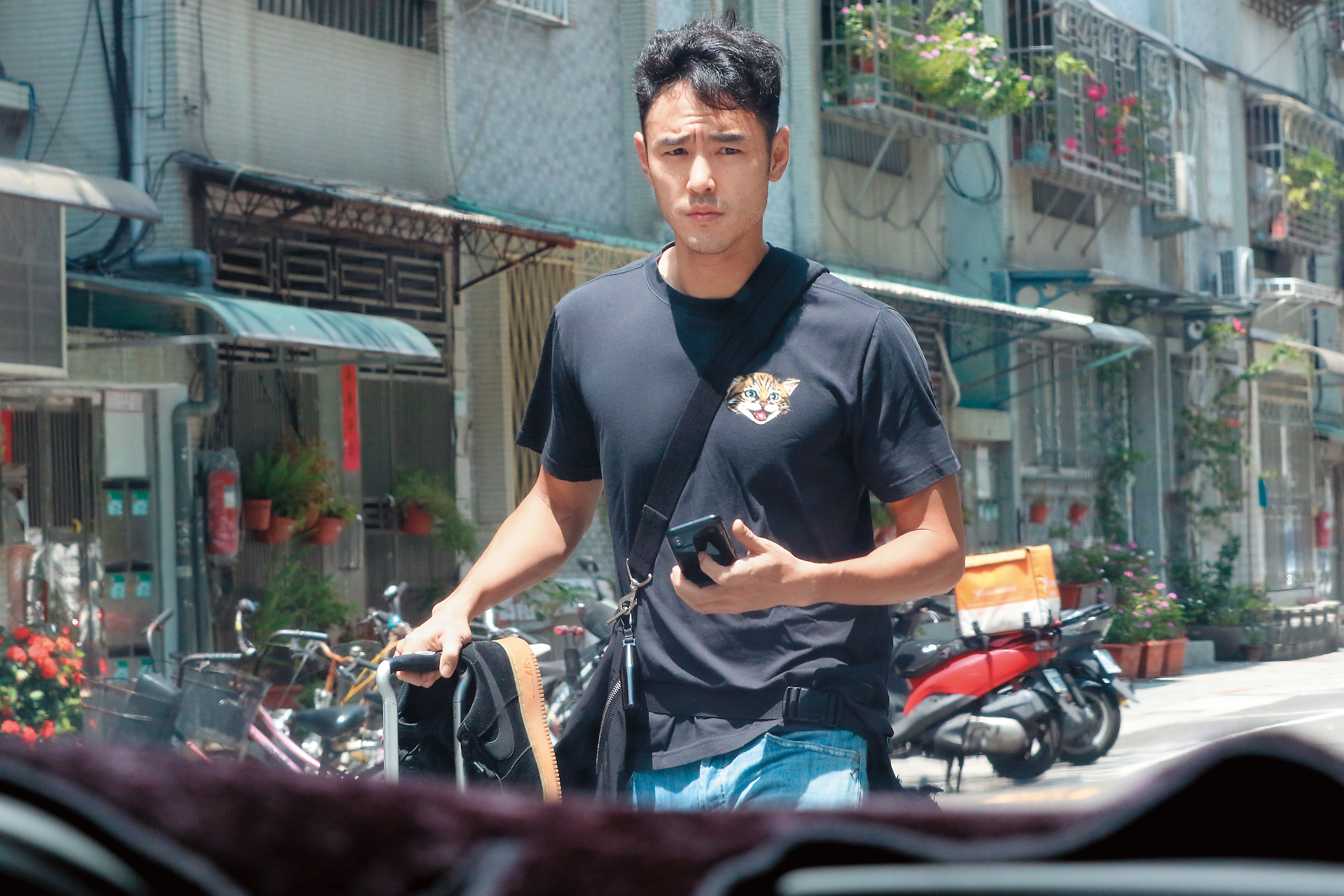 阮經天推著行李箱出門，看到本刊記者，還笑了一下說他要準備出國了。