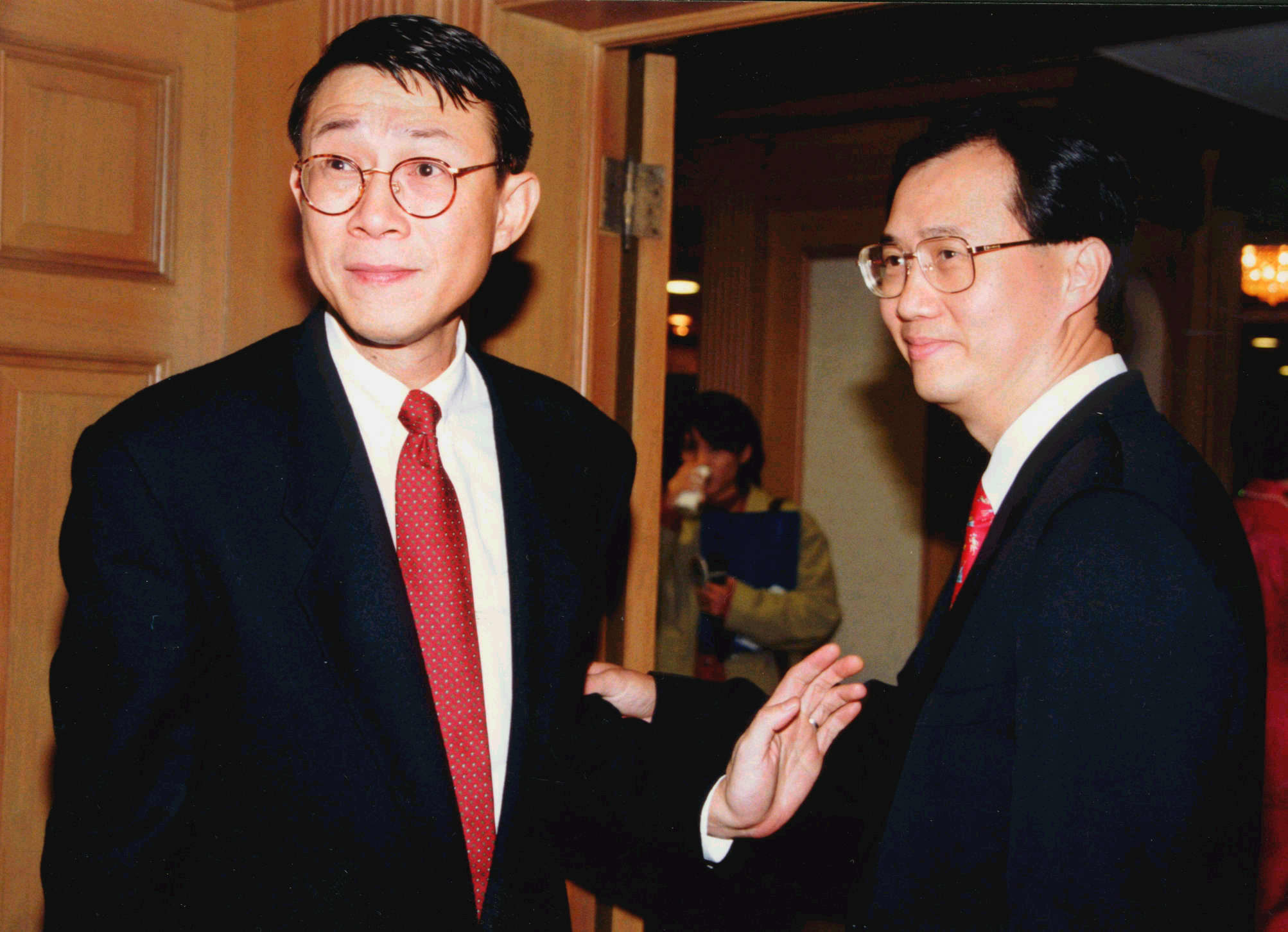 中嘉是和信辜啟允創立，2008年因財務危機，辜成允決定出售救火，最後賣給安博凱。（聯合知識庫）