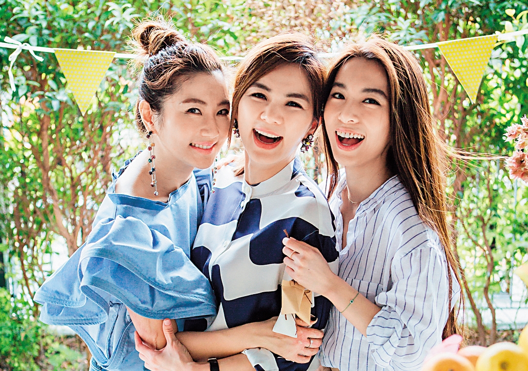 S.H.E出道將滿17年，日前Ella（中）慶祝37歲生日，Selina（左）與Hebe（右）都排除工作，3人聚首慶生。（翻攝自Ella IG）