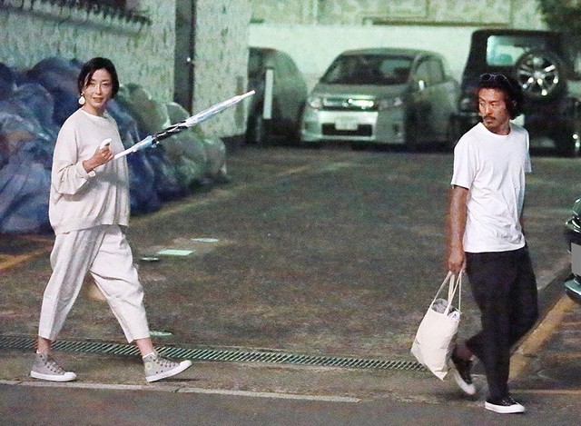 宮澤理惠再婚森田剛後，享受難得天倫，甚至為他一度停工。（翻攝《FRIDAY》）