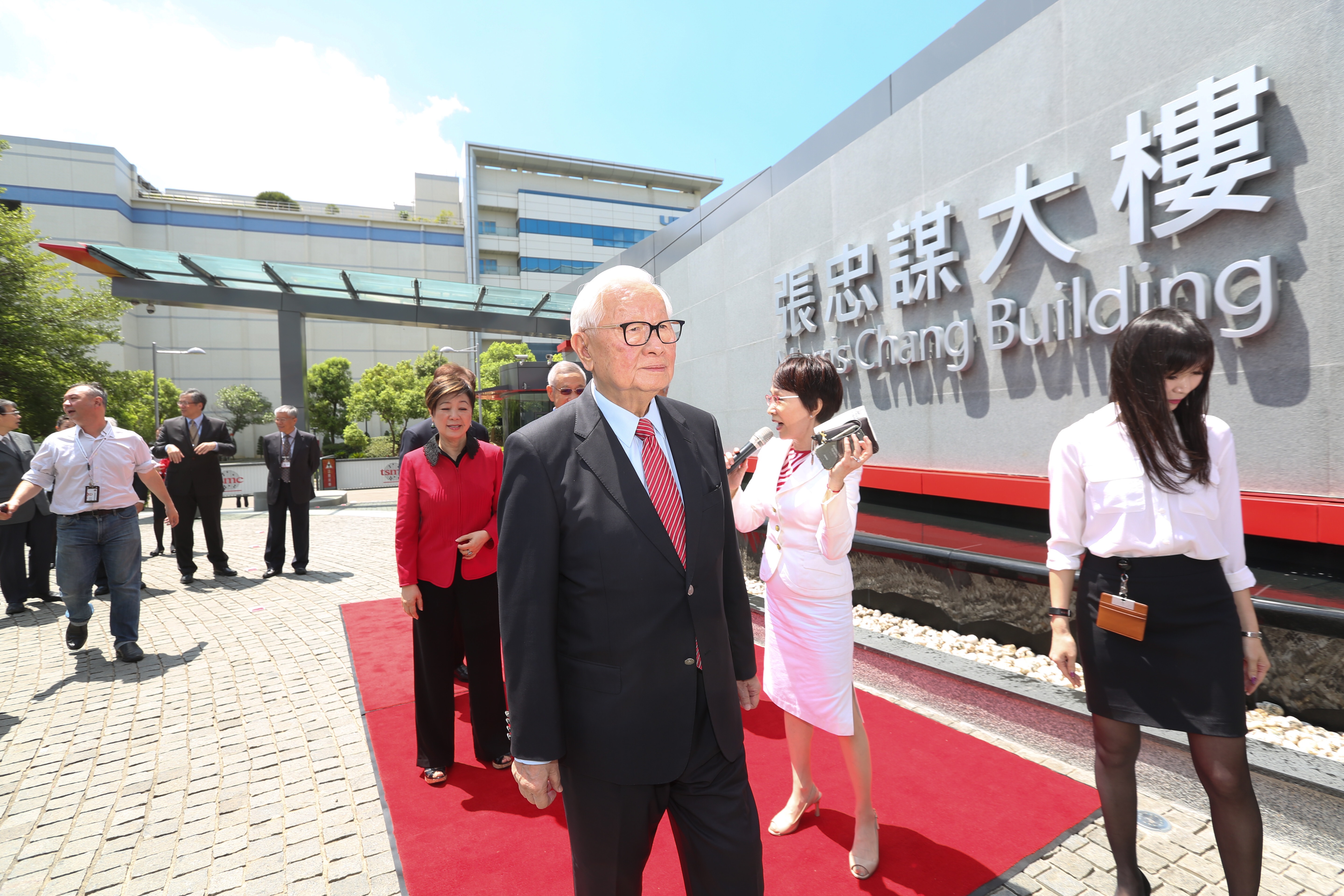 台積電在張忠謀生日這天舉行「張忠謀大樓」揭牌儀式。