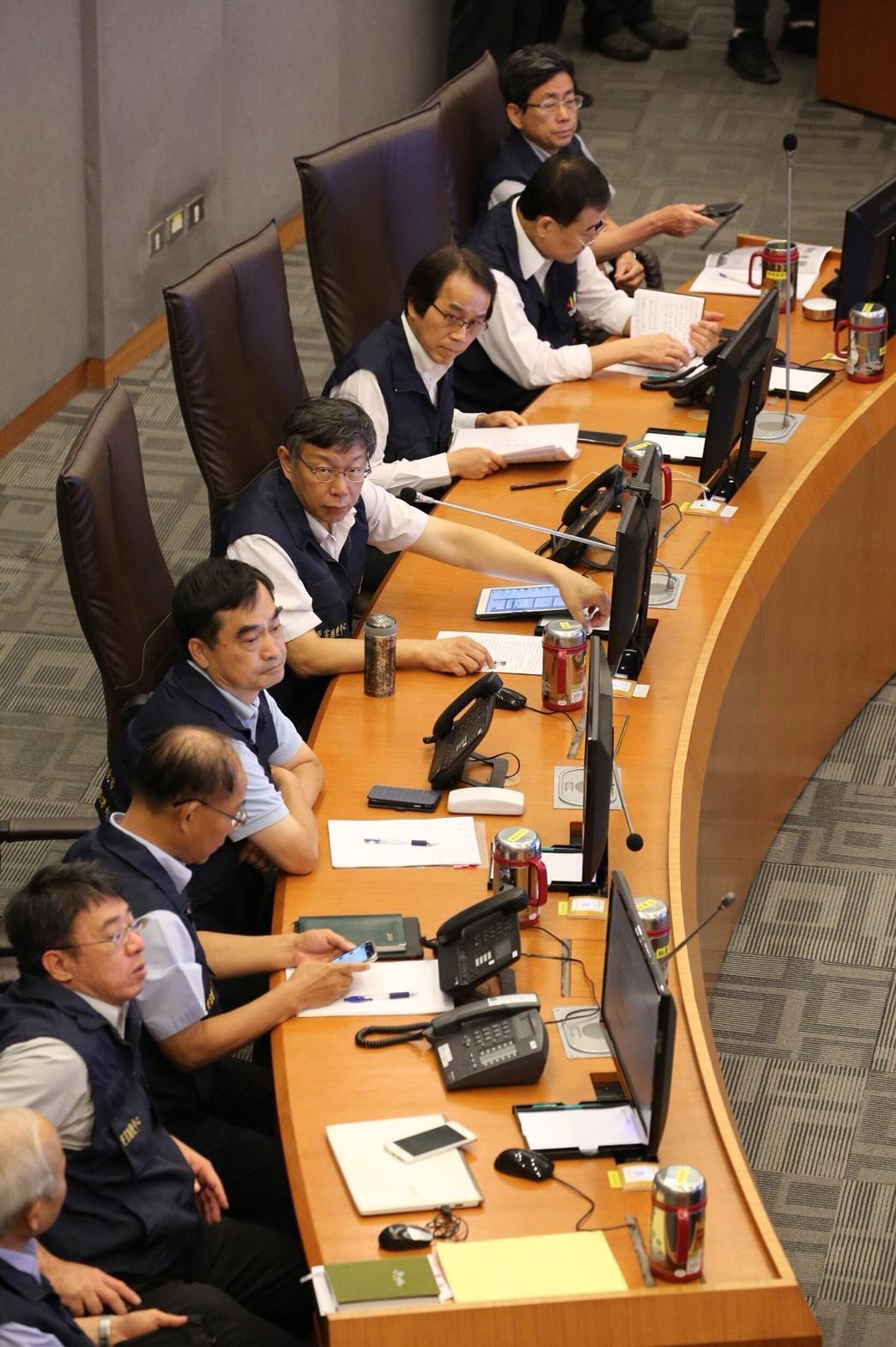 柯文哲上午坐鎮台北市災害應變中心聽取工作報告。（北市府提供）