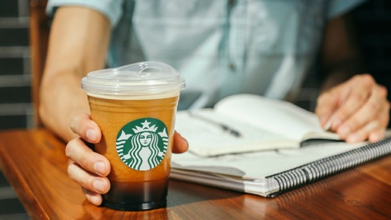 總部位在美國西雅圖的星巴克，9日宣布，2020年前將不再提供塑膠吸管，改採替代性紙吸管，或是如圖中所用的「成人吸口杯」。（翻攝自網路）