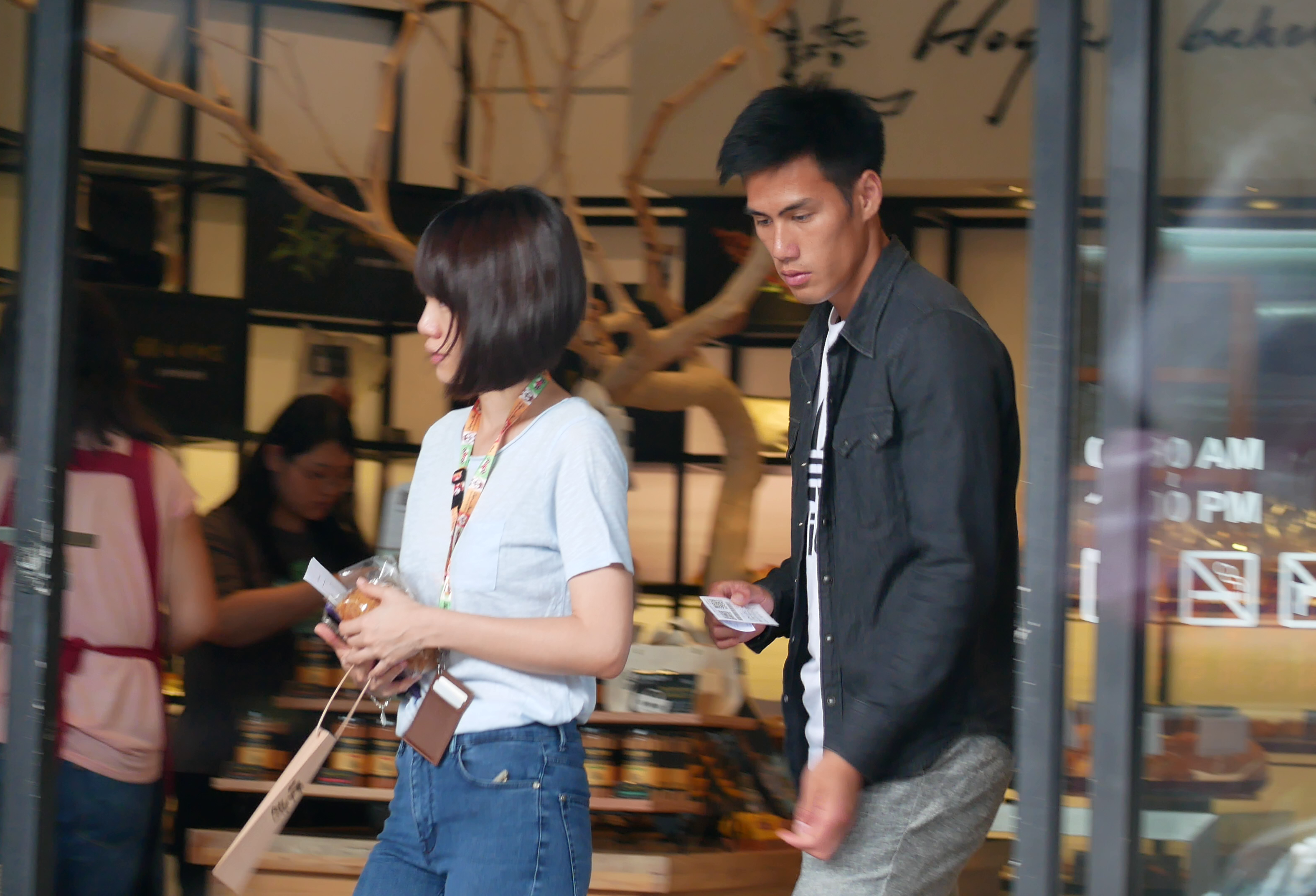 隔天楊俊瀚（右）和體育主播張旖旂一同出門，到麵包店買東西吃。