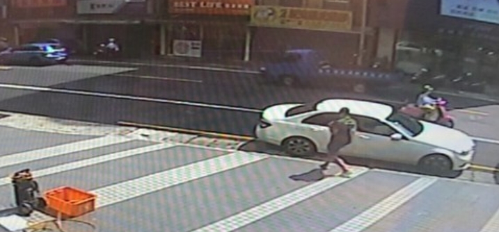 2名工程師被賓士車載走後就失蹤，家屬心急報案。（翻攝畫面）