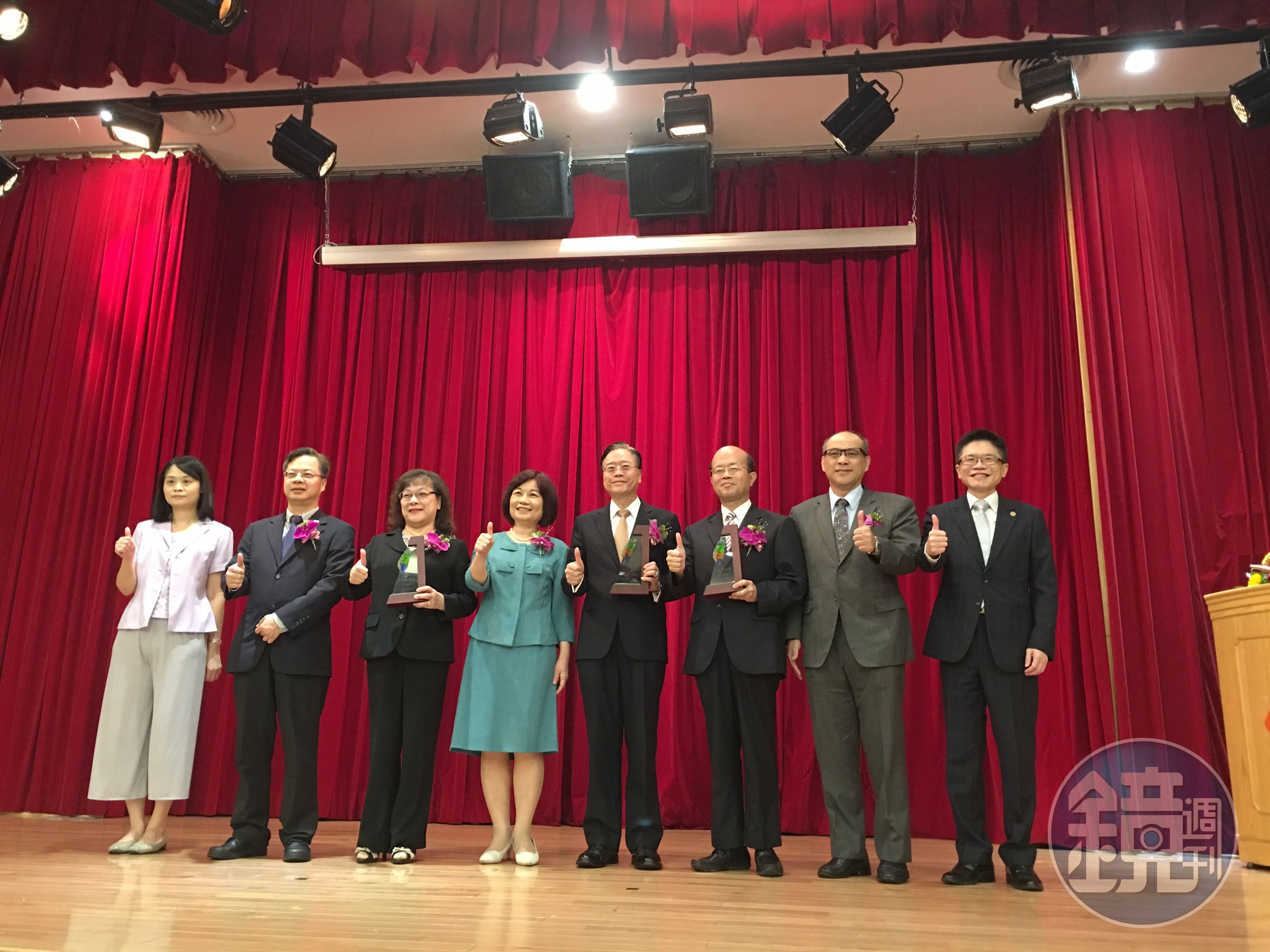 台企銀、一銀和合庫在花蓮震災中貸款最給力，由陳美伶頒獎。