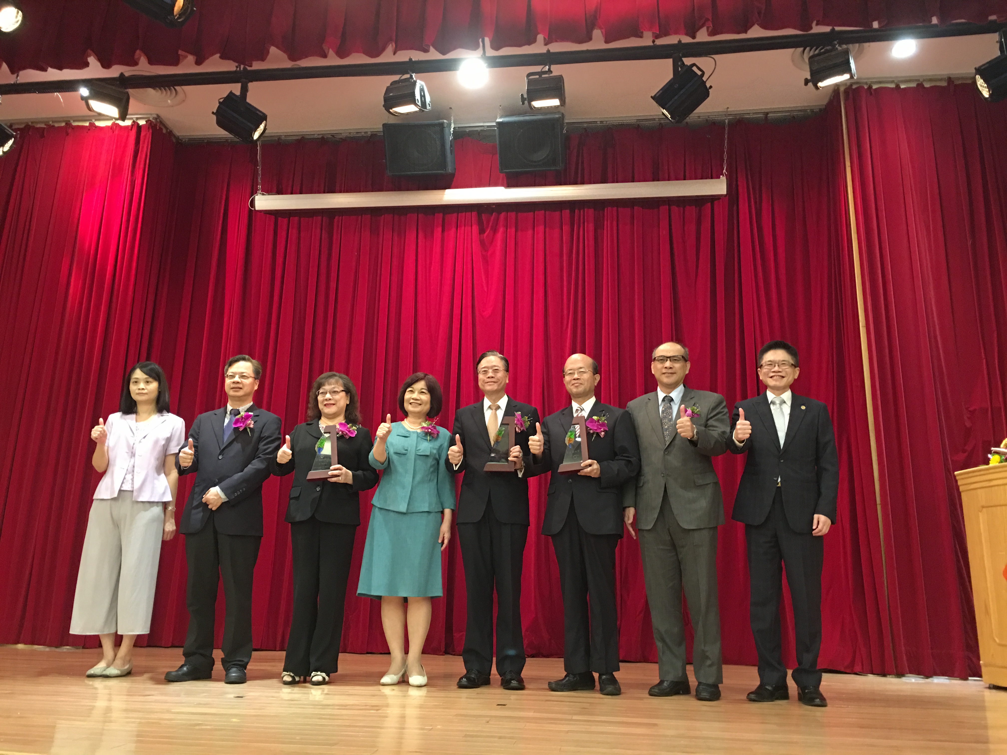 台企銀、一銀和合庫在花蓮震災中貸款最給力，由陳美伶頒獎。