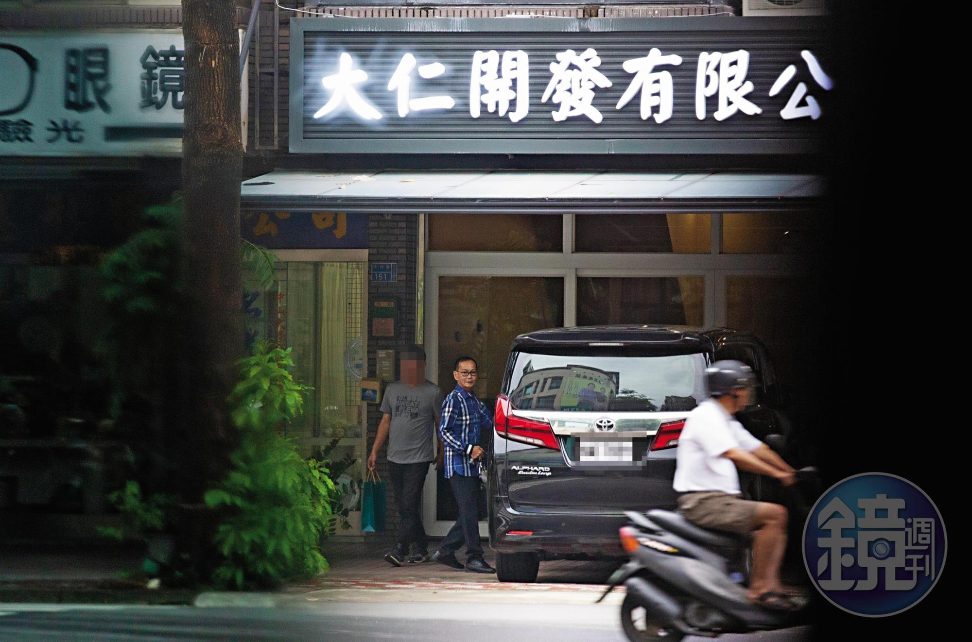 本刊直擊豪華黑色座車，為大仁開發老董簡良益所有，他平常都開這輛車上下班，千萬勞斯萊斯則是放在家中很少開出來。