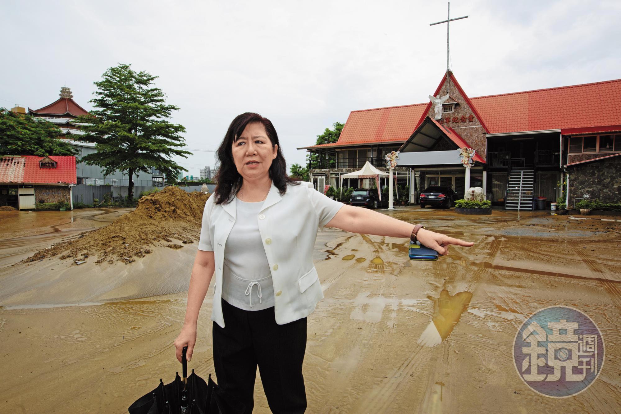 玫瑰園萬姓業者指控，連日強降雨，造成上方遷葬工程土石流傾瀉而下，造成園區遭土石流覆蓋，高檔鋼琴靈堂全都毀於一旦。