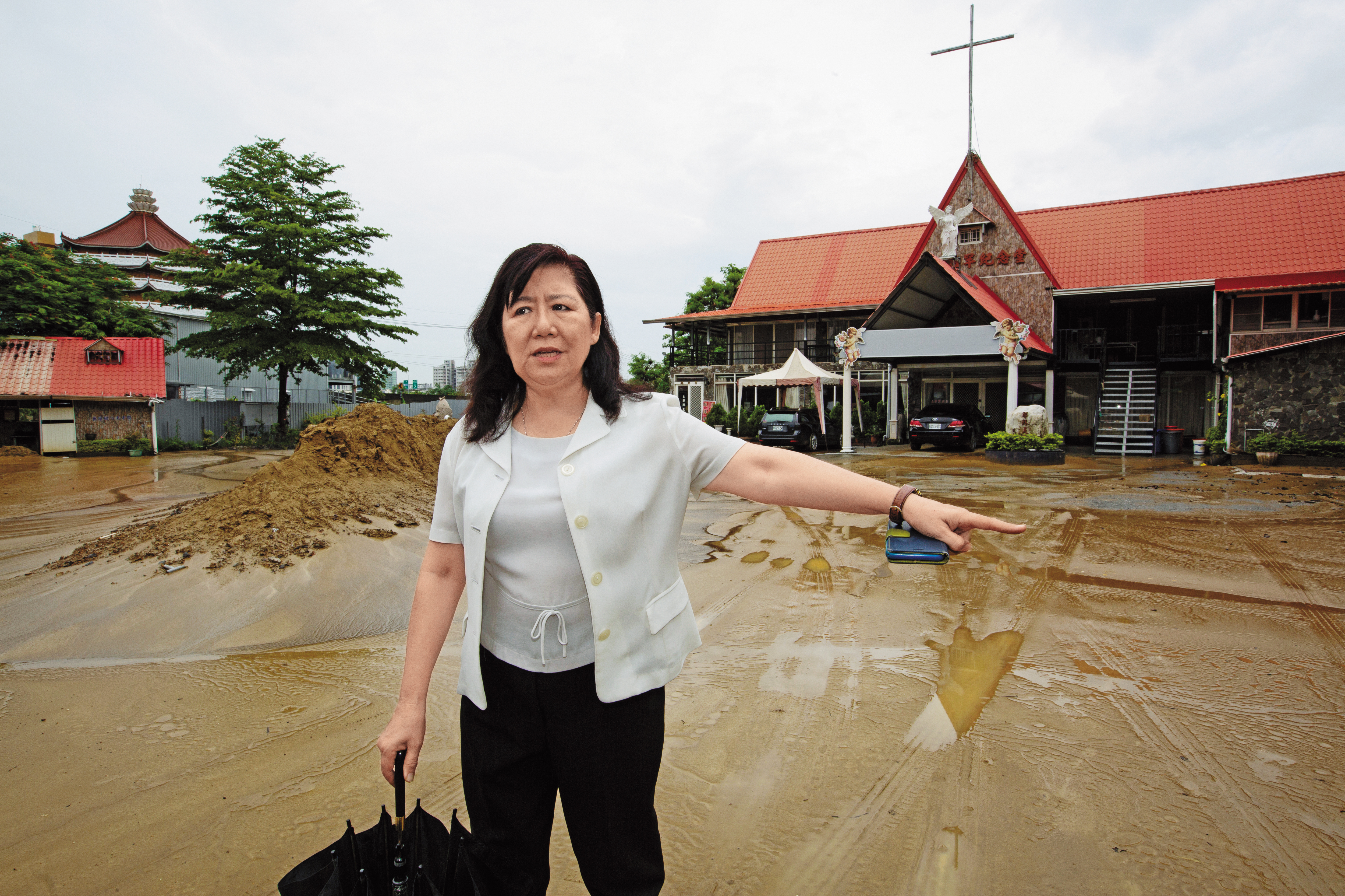 玫瑰園萬姓業者指控，連日強降雨，造成上方遷葬工程土石流傾瀉而下，造成園區遭土石流覆蓋，高檔鋼琴靈堂全都毀於一旦。