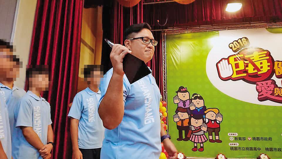 台南市山上國中日前才剛剛以微電影拿下教育部反毒微電影競賽的銀獎，教導主任江宇倫開心地拿著獎盃慶祝。（翻攝自江宇倫臉書）
