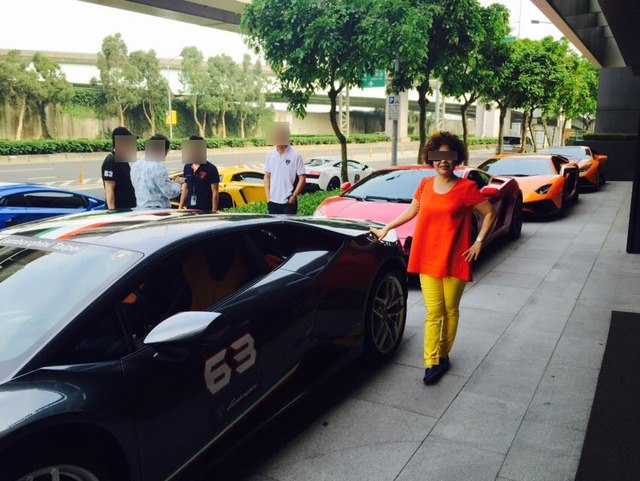 24歲富少游瀚甯的姑姑臉書上，擁有不少與超跑的合照。（翻攝畫面）