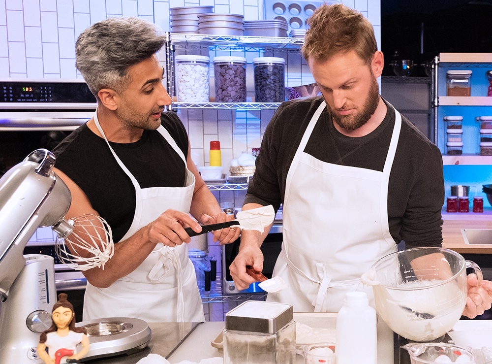 時尚達人譚（左）跟室內設計師鮑比搭檔，但兩人做出來的成果相差甚多。（Netflix提供）