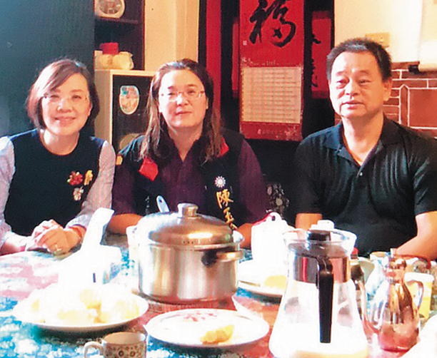 陳玉珍（中）與王正立（右）都是工商建研會成員，她與王妻方典（左）也互相認識。遭爆介入女星方芳芳胞姊方典婚姻，而提出訴訟。（讀者提供）