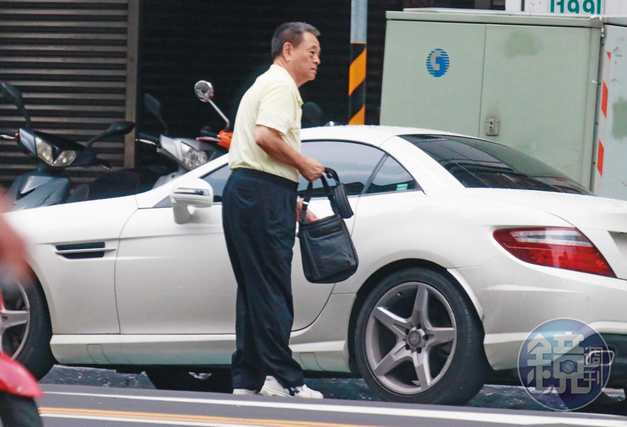 7月7日下午,王正立從台北市天母住家開著賓士雙門跑車,到新北市新店一棟大廈,待了2個多小時。