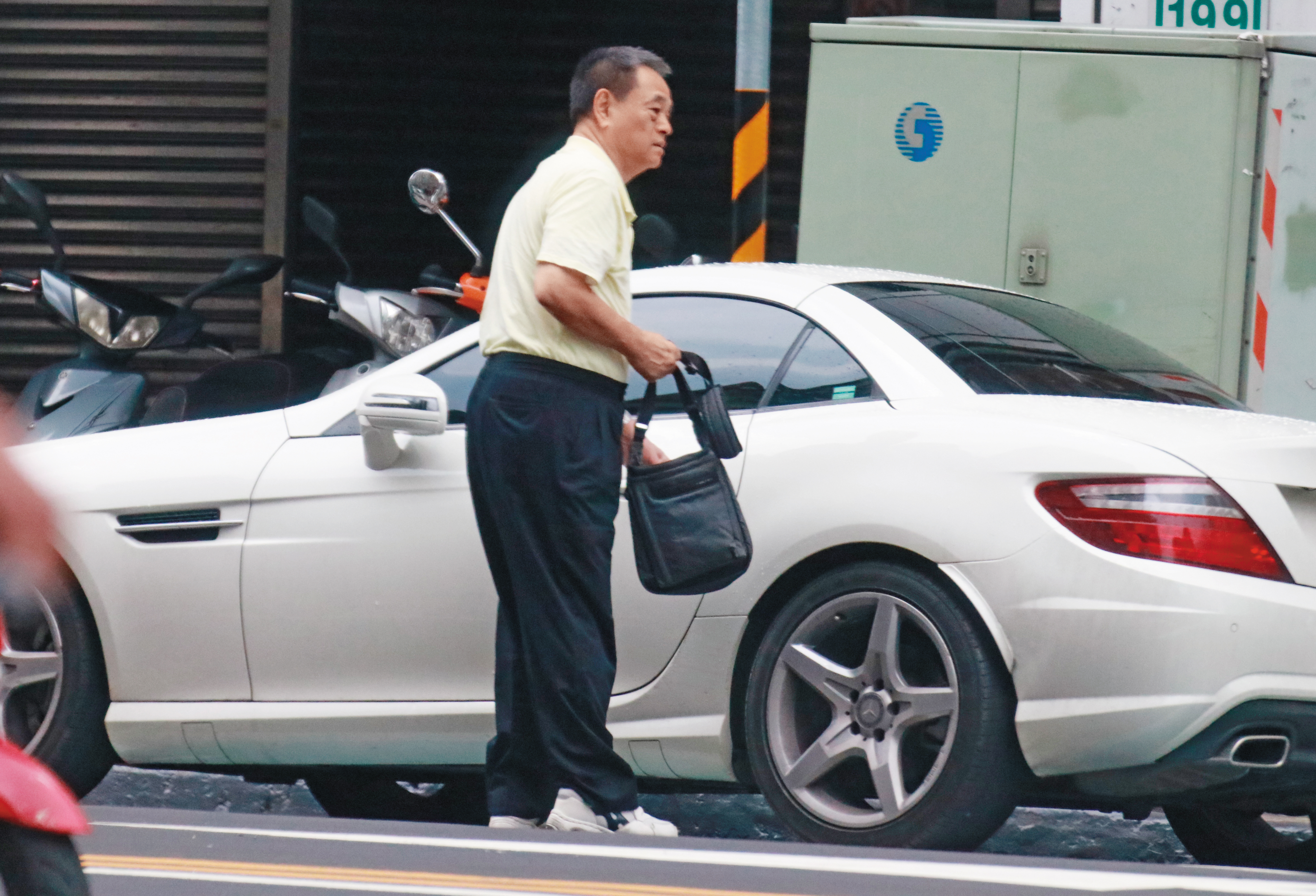 7月7日下午，王正立從台北市天母住家開著賓士雙門跑車，到新北市新店一棟大廈，待了2個多小時。