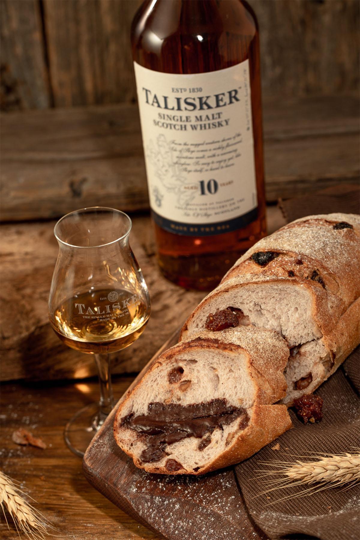 「Talisker 10年莓香可可麵包」有巧克力的濃醇與甜美果香。（120元／個）（帝亞吉歐提供）