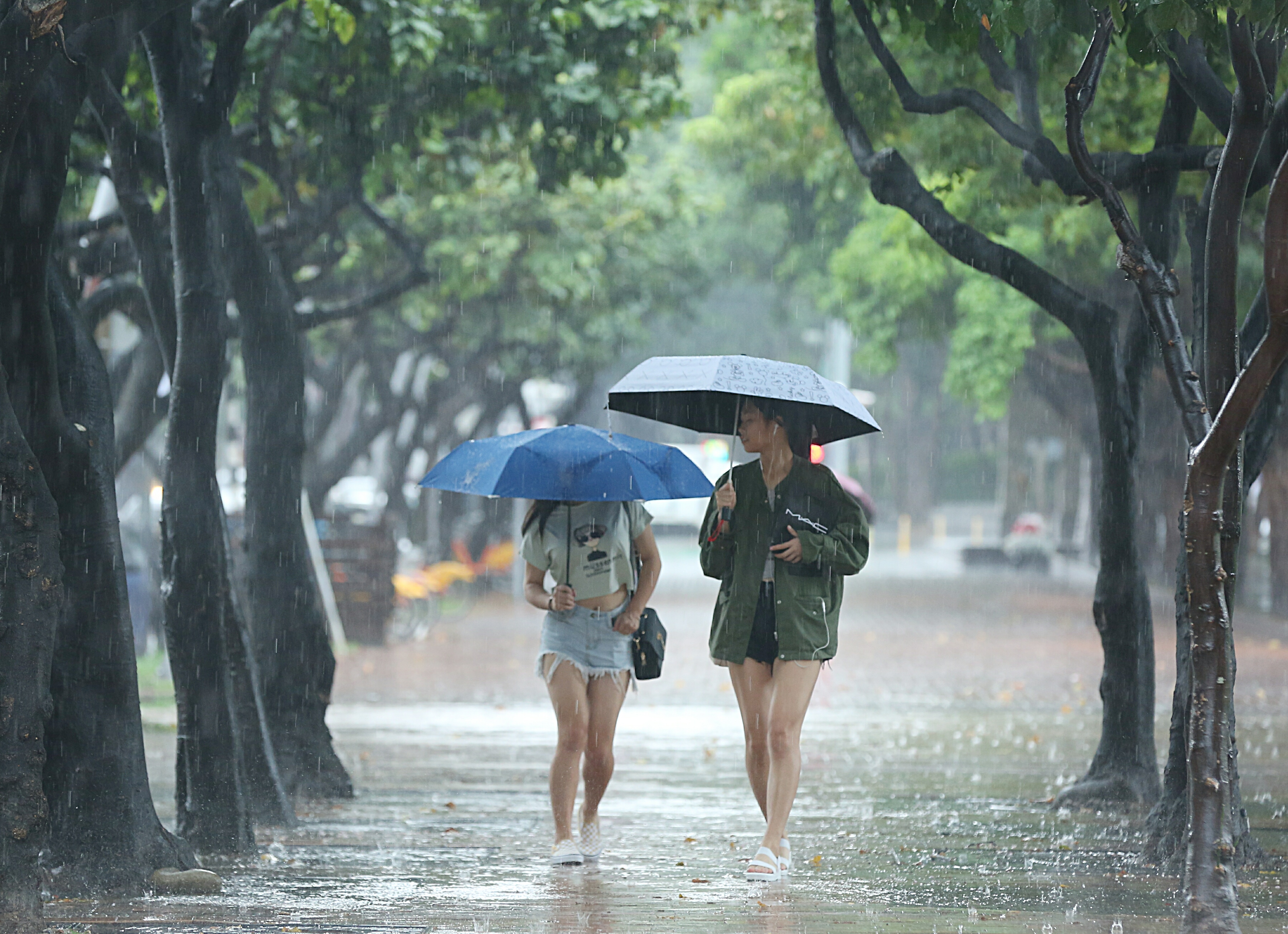 為了不影響考務工作，北北基決定趁風雨來之前的4點放假。