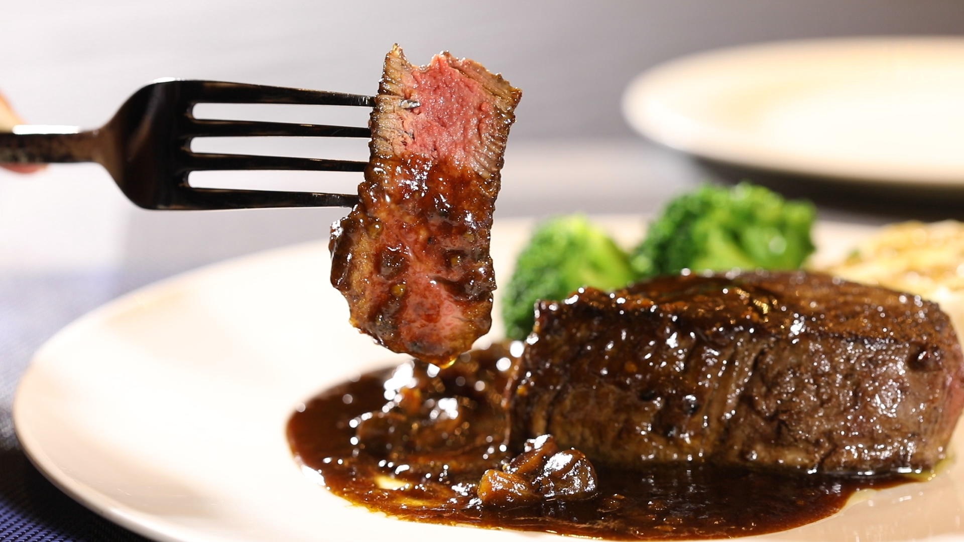 掌握料理訣竅，在家也能煎出五星級口感的牛排。