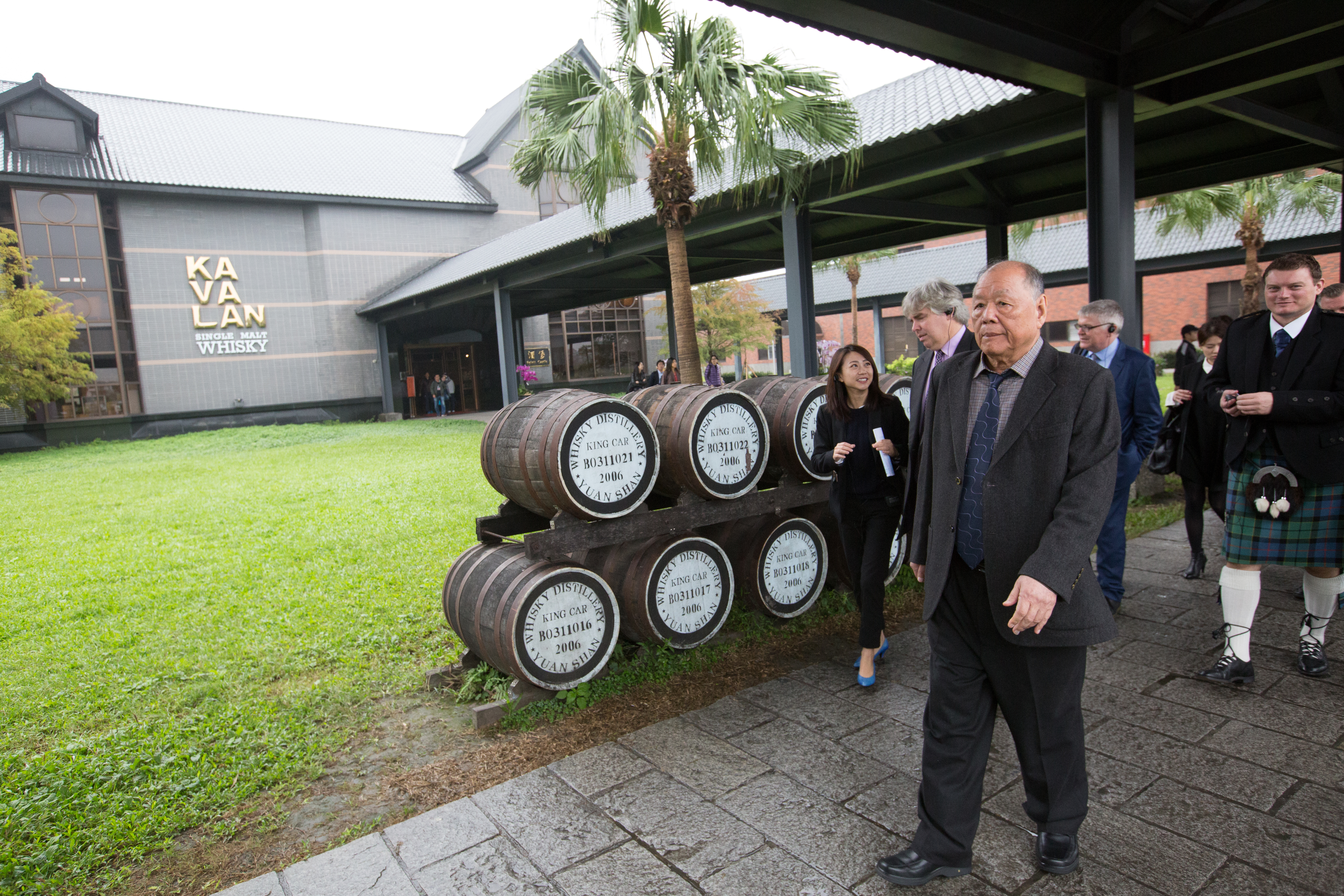 金車董事長李添財（前）大膽做釀酒夢，旗下噶瑪蘭威士忌近年在國際賽事大放異彩。