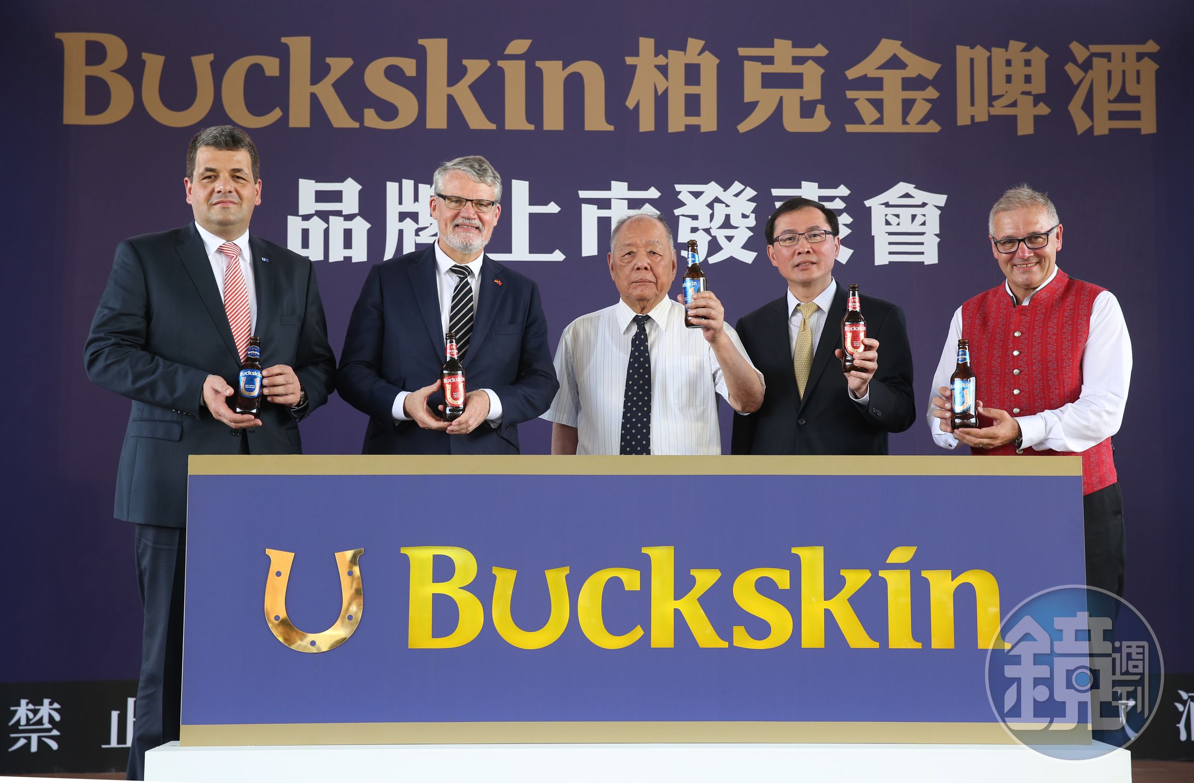 李添財(中)、李玉鼎(右)父子聯手，在今夏切入啤酒市場，推出正宗德式柏克金啤酒。