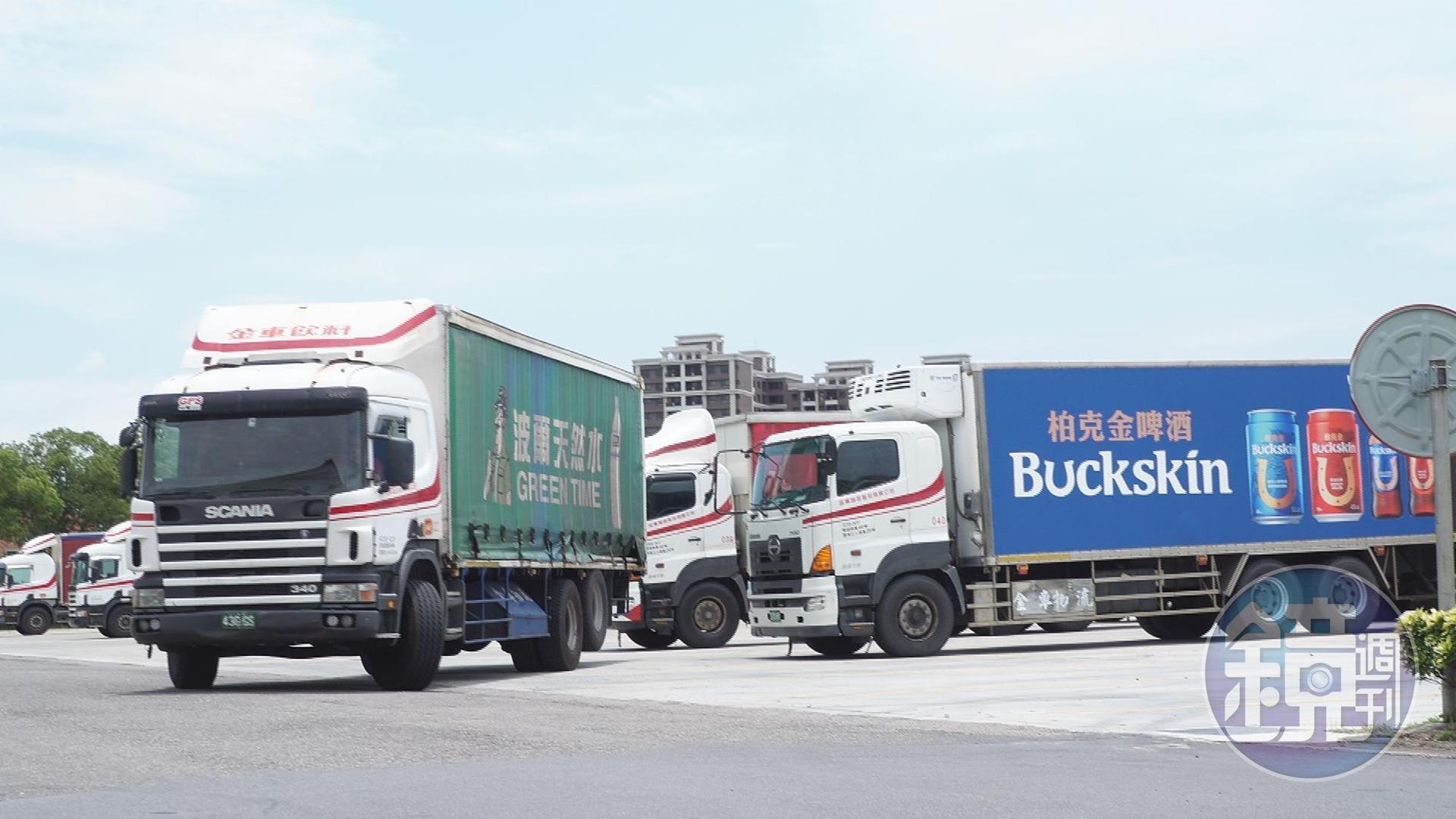 金車中壢廠是集團咖啡、飲料、啤酒生產重鎮,運輸車忙碌將商品配送到各指定通路。