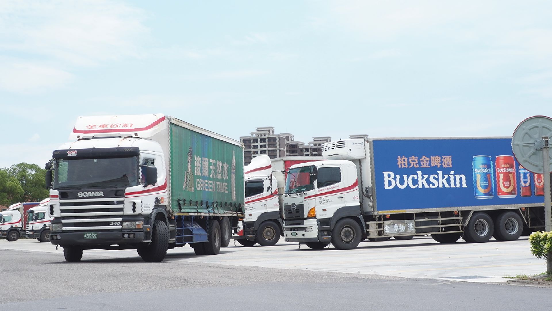 金車中壢廠是集團咖啡、飲料、啤酒生產重鎮，運輸車忙碌將商品配送到各指定通路。