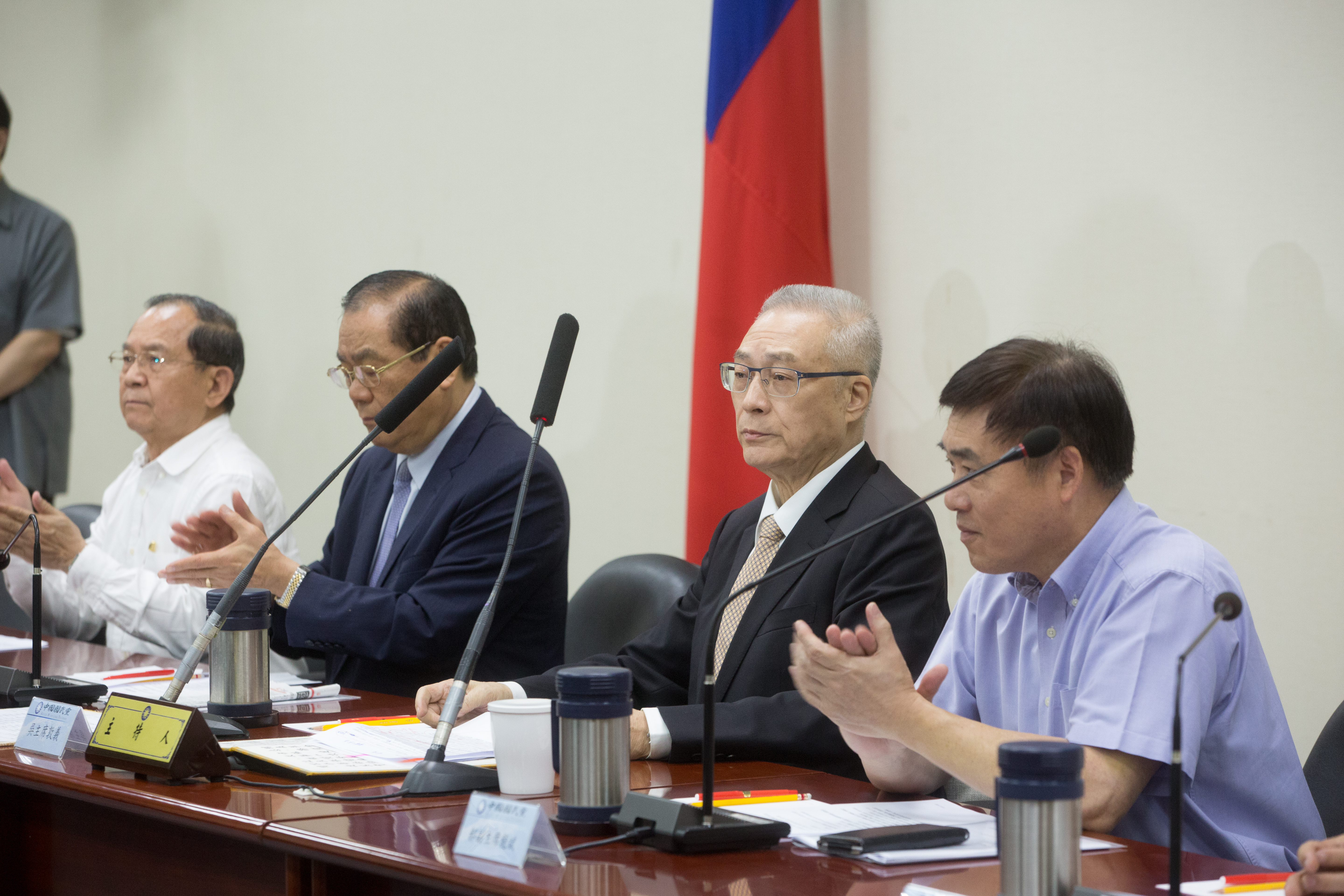 現任國民黨主席吳敦義（右2）在2008年擔任祕書長時，就曾質疑中影交易案有問題，當時還上簽給黨主席吳伯雄。