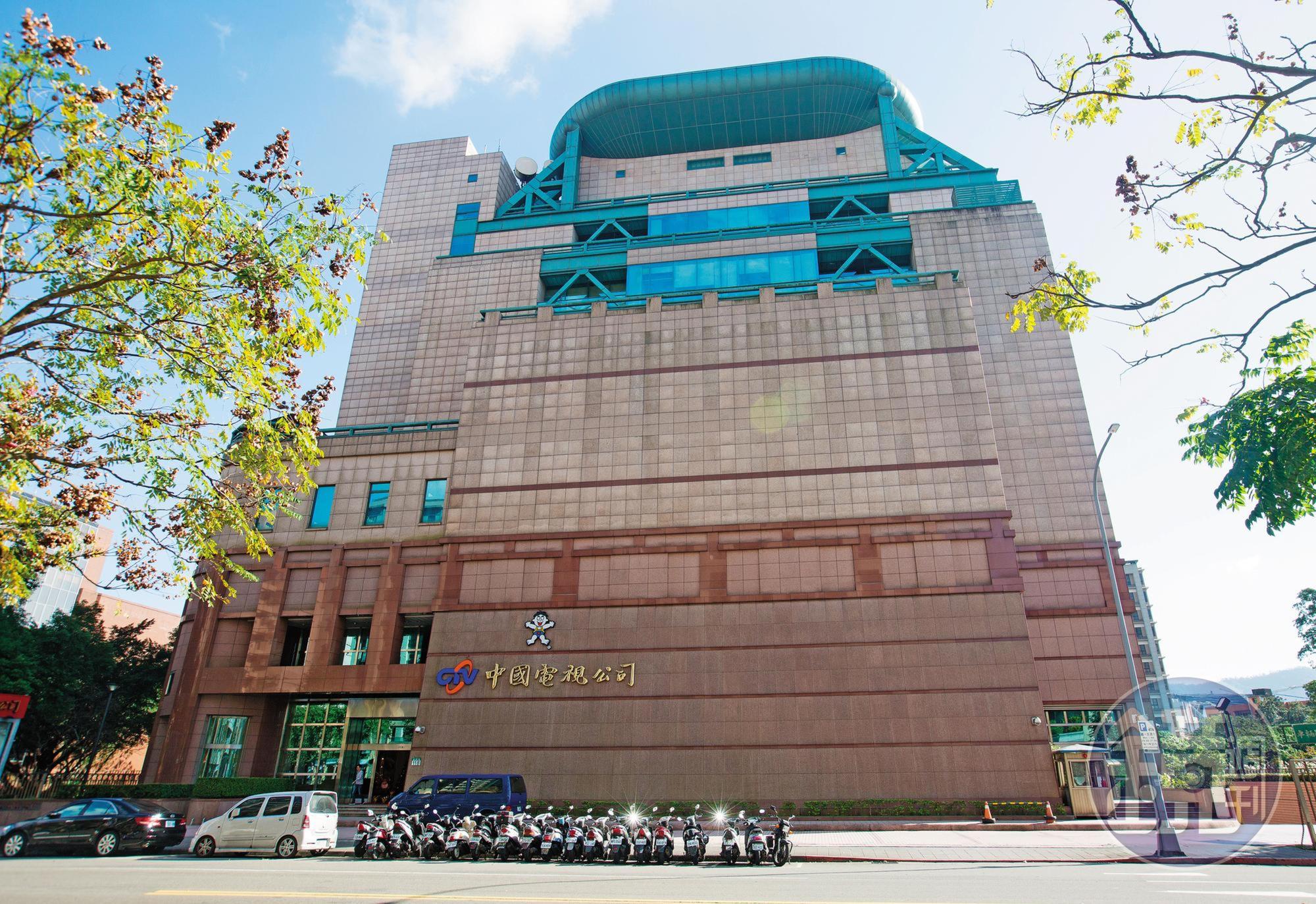 馬英九一度決定中視(圖)不賣余建新,但余嗆說「馬主席,你以為總統當定了嗎?」還一連說了2次,讓馬垮著臉不發一語。