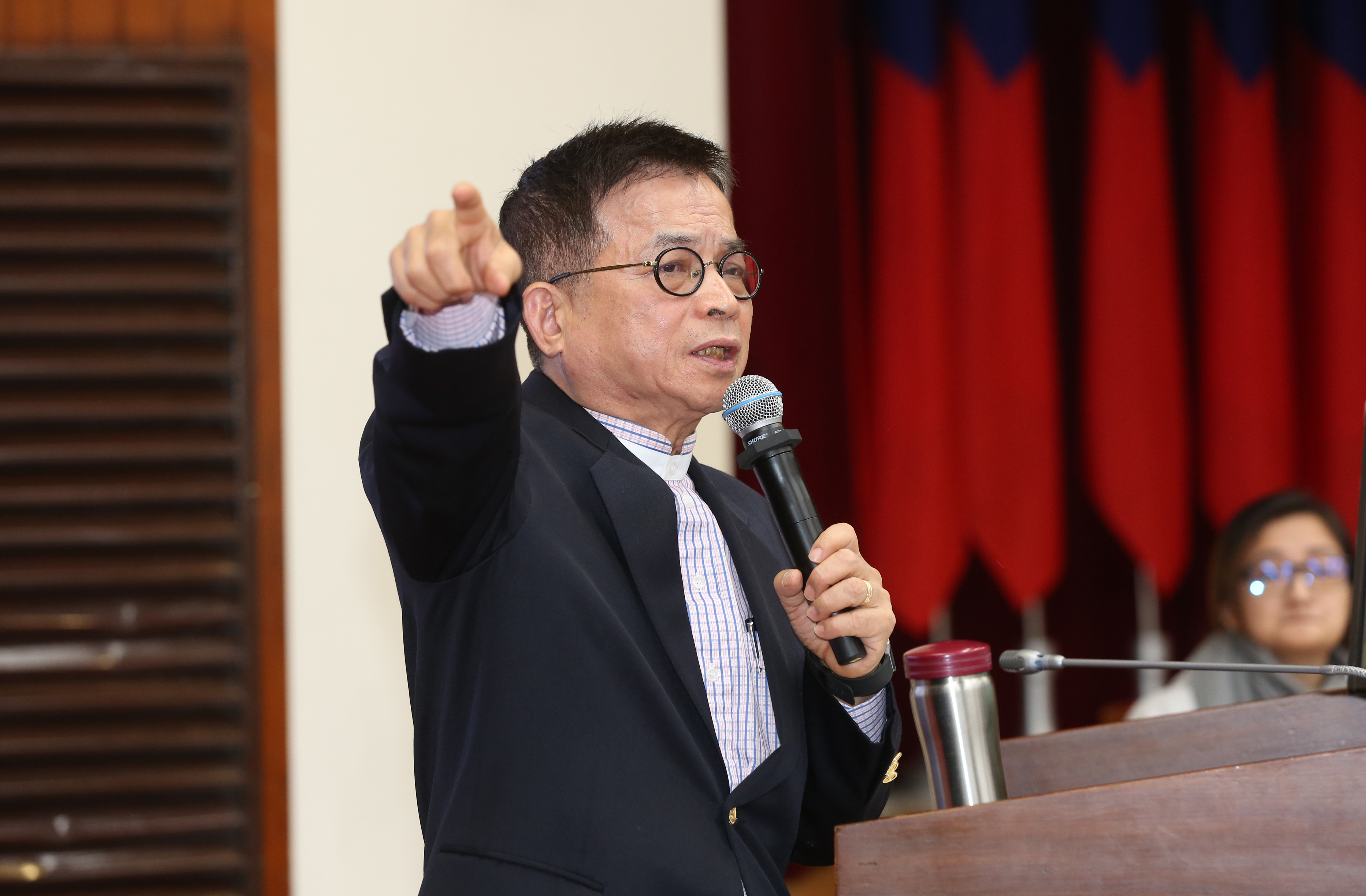 賴士葆曾在中常會上當著馬英九的面開砲，質疑黨產交易黑箱。