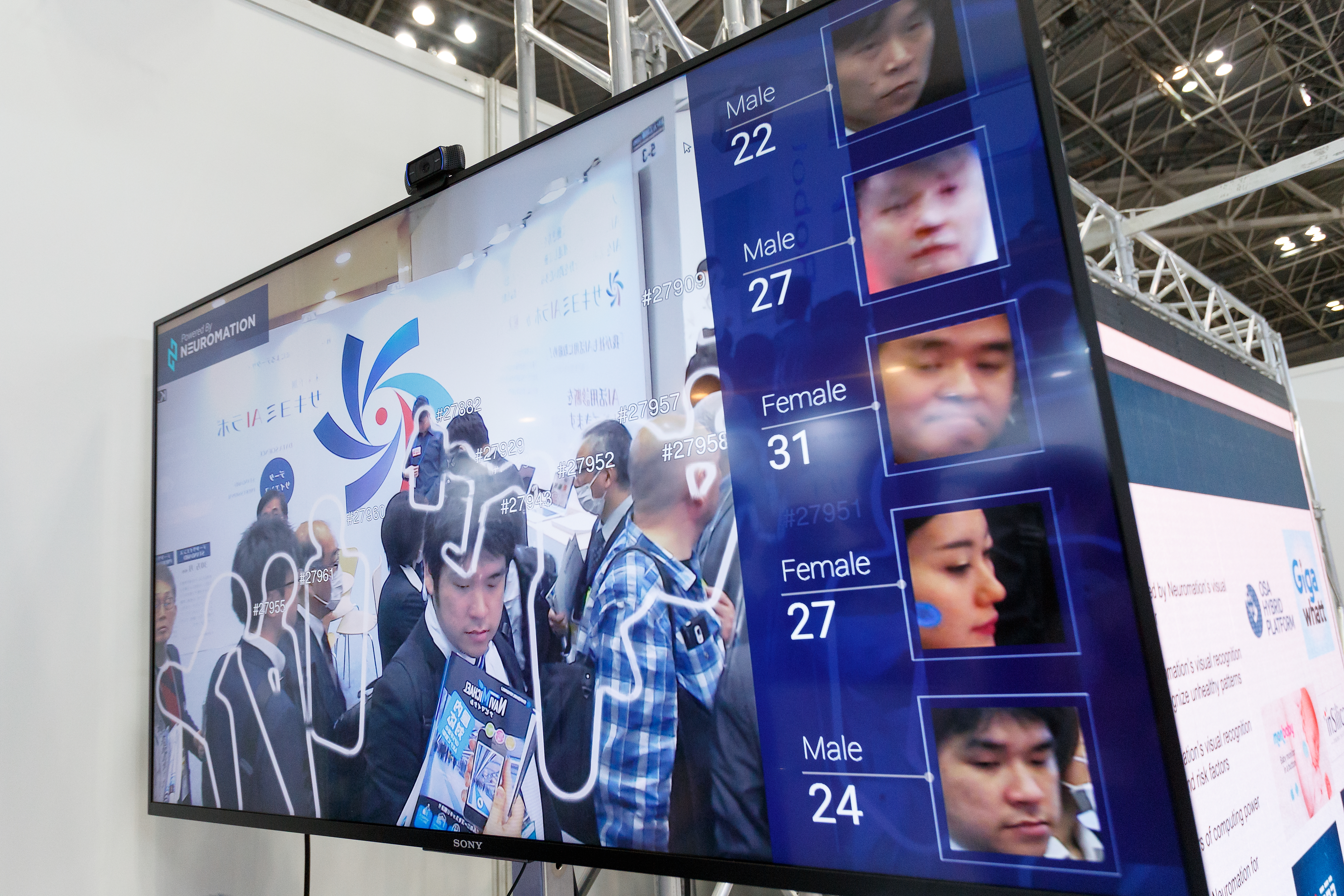 日本東京今年四月的AI博覽會，面部辨識系統在大螢幕顯示訪客的臉孔與年齡。（東方IC）