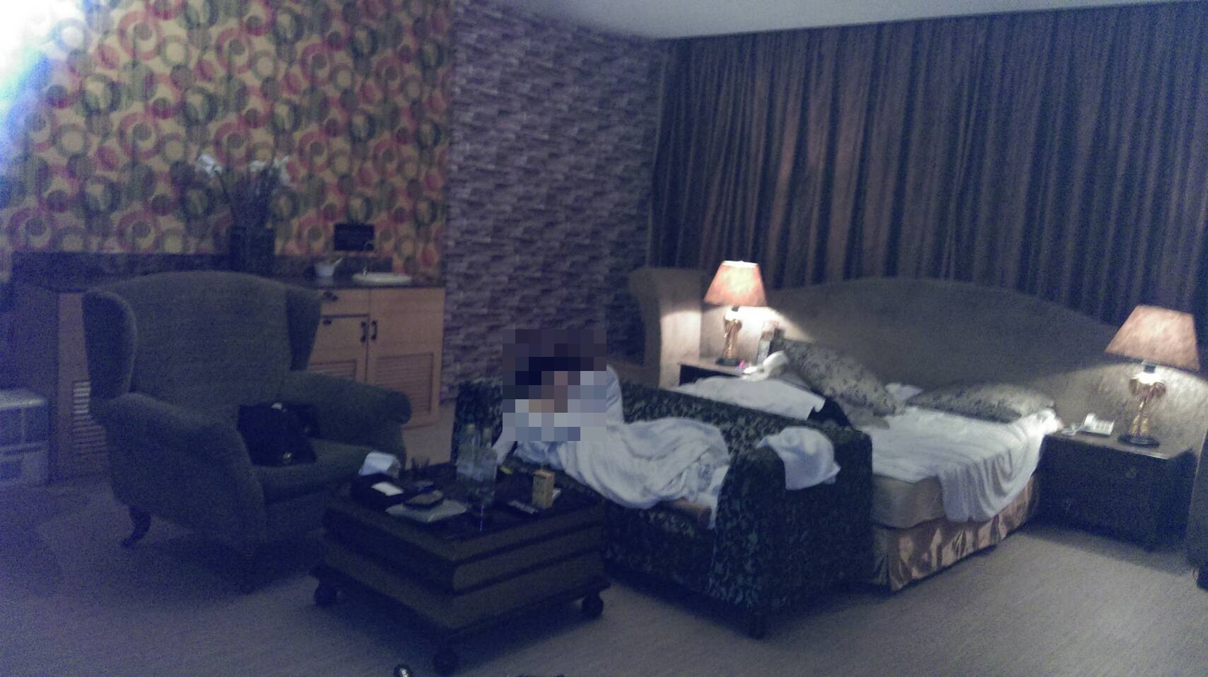 張女頸部有明顯勒痕，陳屍在房間沙發上。（警方提供）