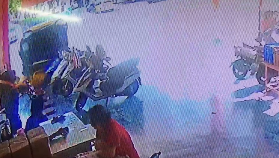 監視器還原撞擊瞬間，計程車高速撞進廟前廣場，車頭還因此撞飛起來，相當驚悚。（警方提供）