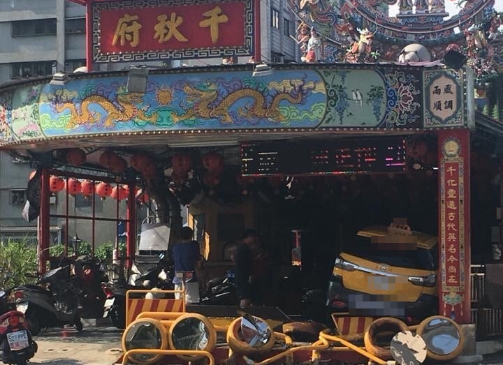 千秋府是高雄知名的路中廟，還好廟前方有水泥護欄，擋住小黃的衝擊力道，否則裡頭香客的性命恐怕不保。（翻攝自黑色豪門企業）