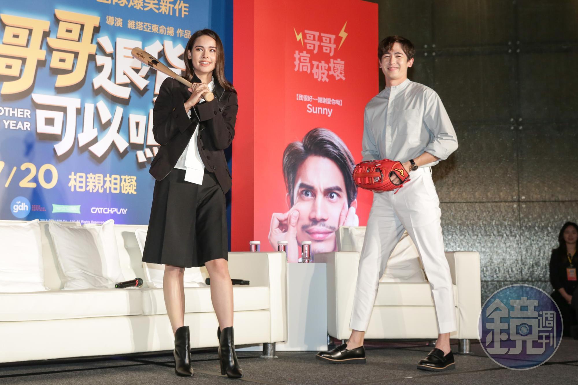 Yaya戲裡是棒球高手,現場揮起棒來也是架式十足。