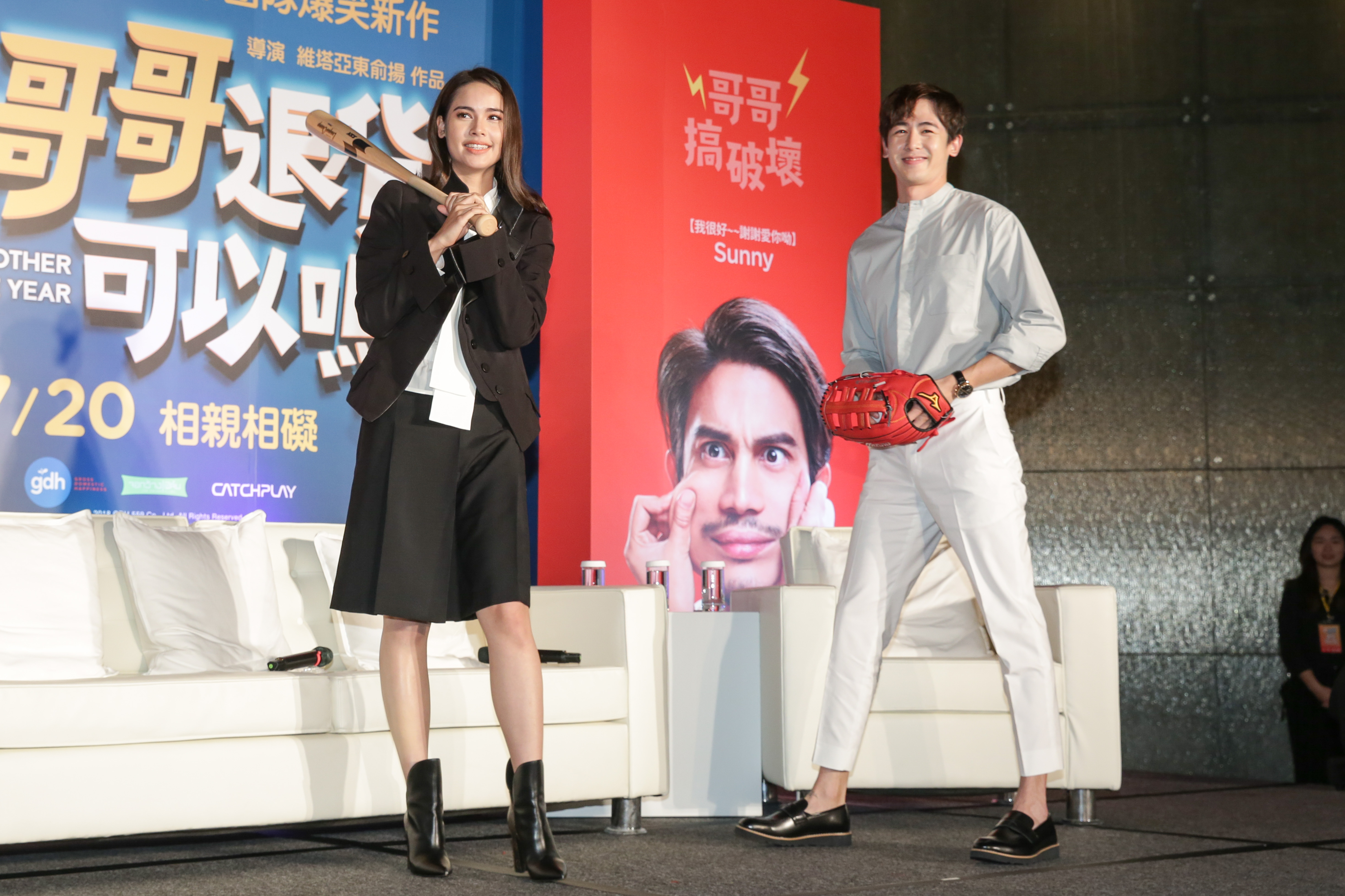 Yaya戲裡是棒球高手，現場揮起棒來也是架式十足。