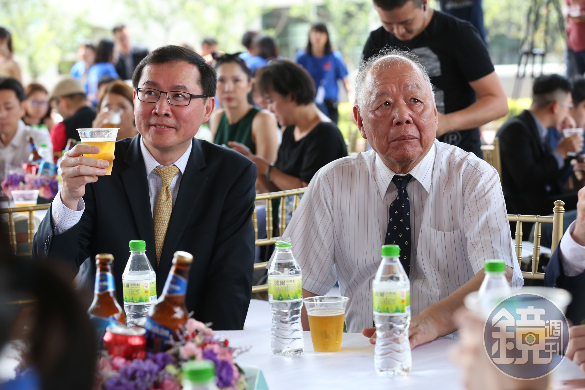 金車董事長李添財（右）與總經理李玉鼎（左）皆有釀酒夢，上月推出全新品牌柏克金啤酒。