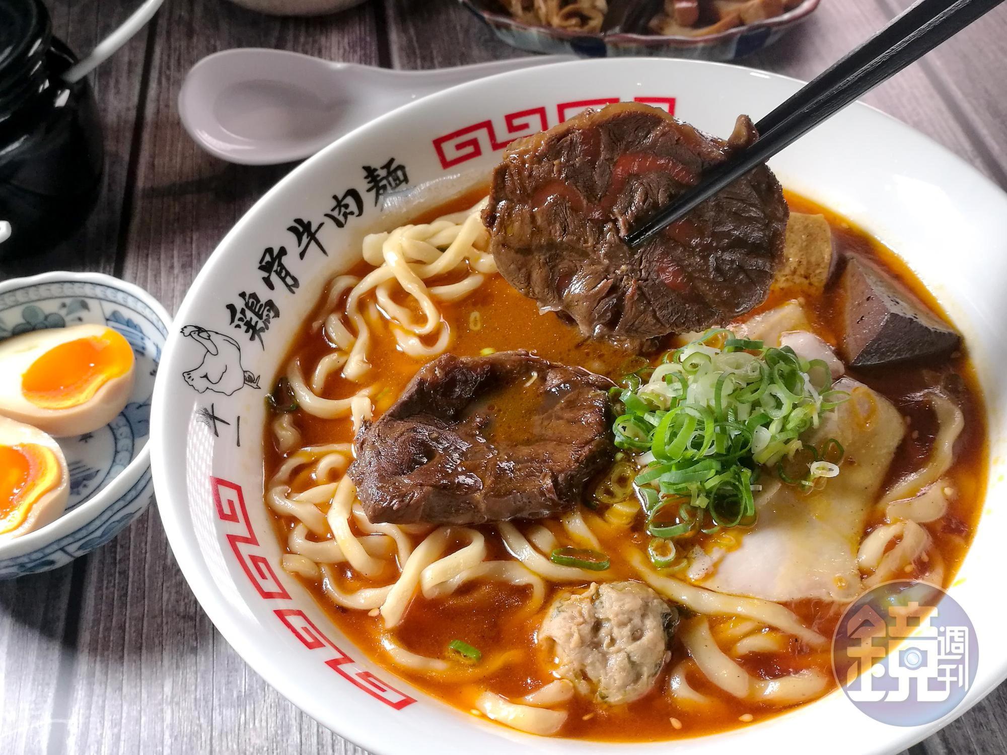 「濃郁系川味麻辣牛肉麵」濃醇香麻,卻讓人忍不住一直喝湯。(300元/碗)