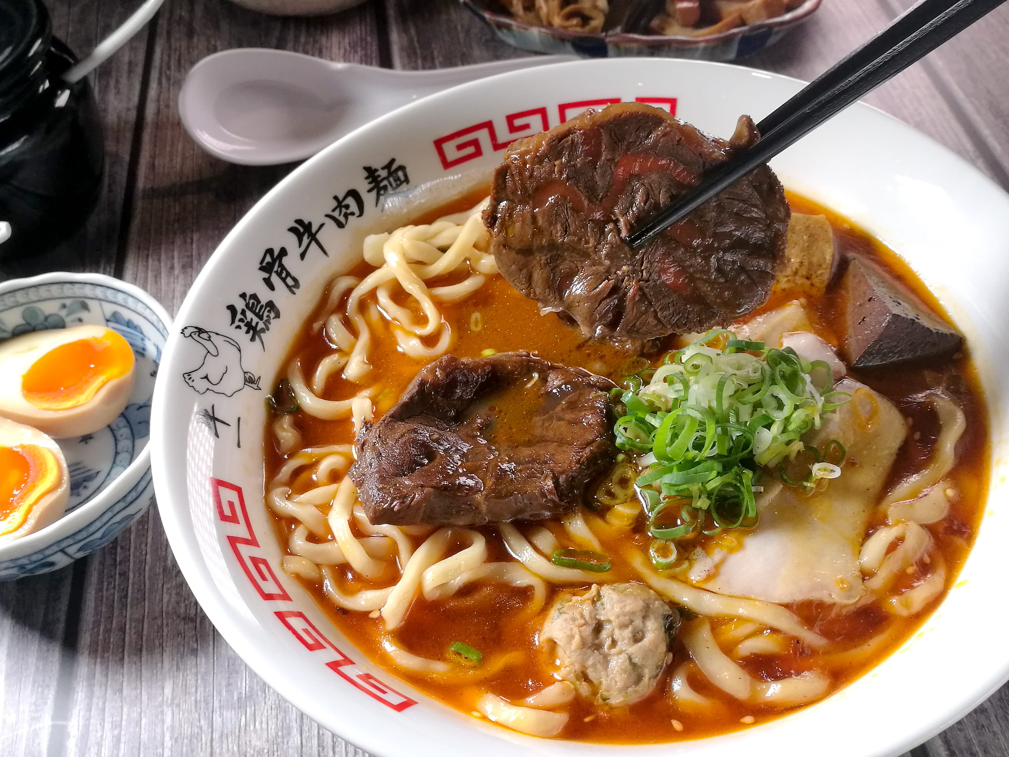 「濃郁系川味麻辣牛肉麵」濃醇香麻，卻讓人忍不住一直喝湯。（300元／碗）