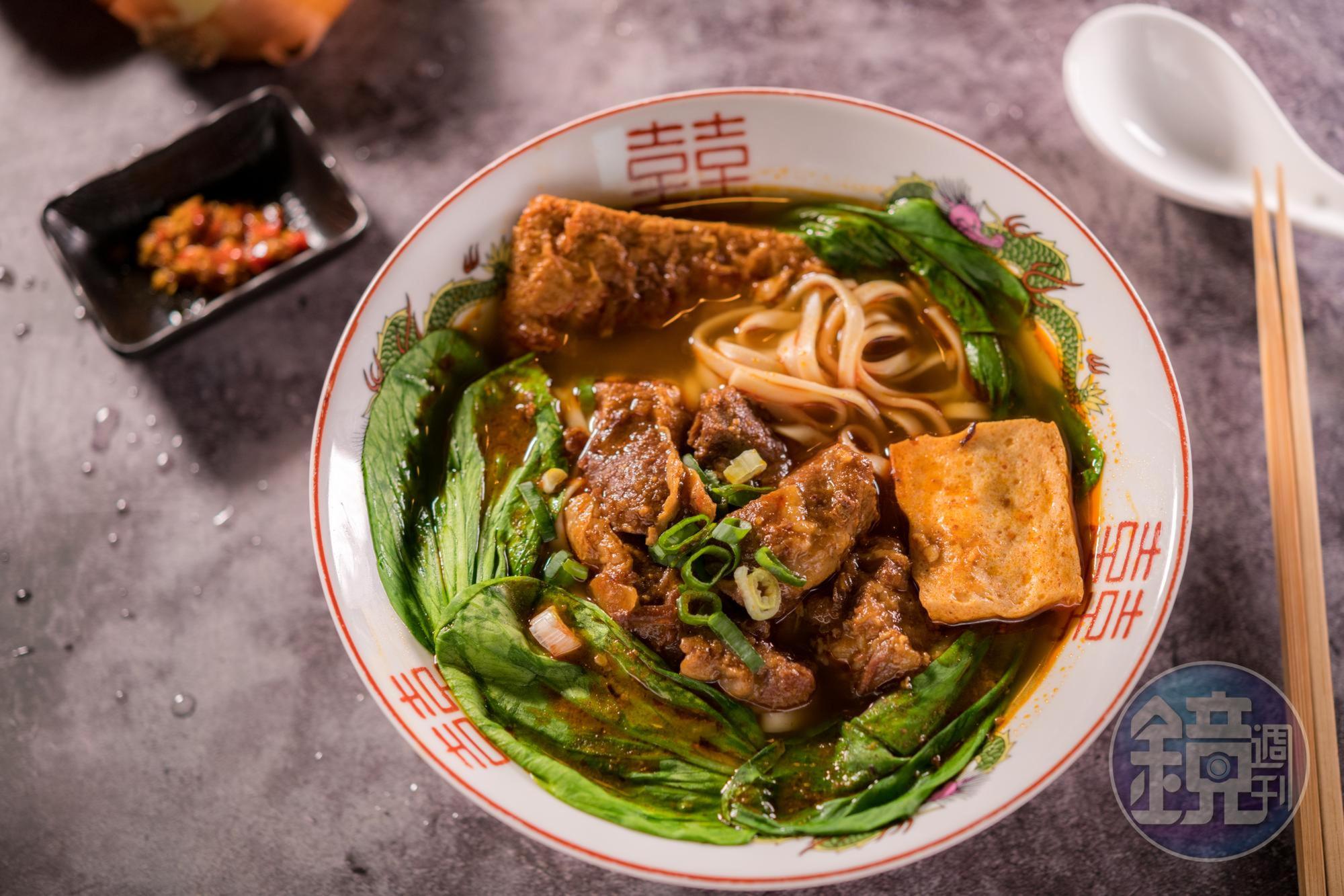 鮮辣惹味的「香麻牛肉麵」豆皮、百頁吸浸辣汁，牛腩軟黏。（250元／份）