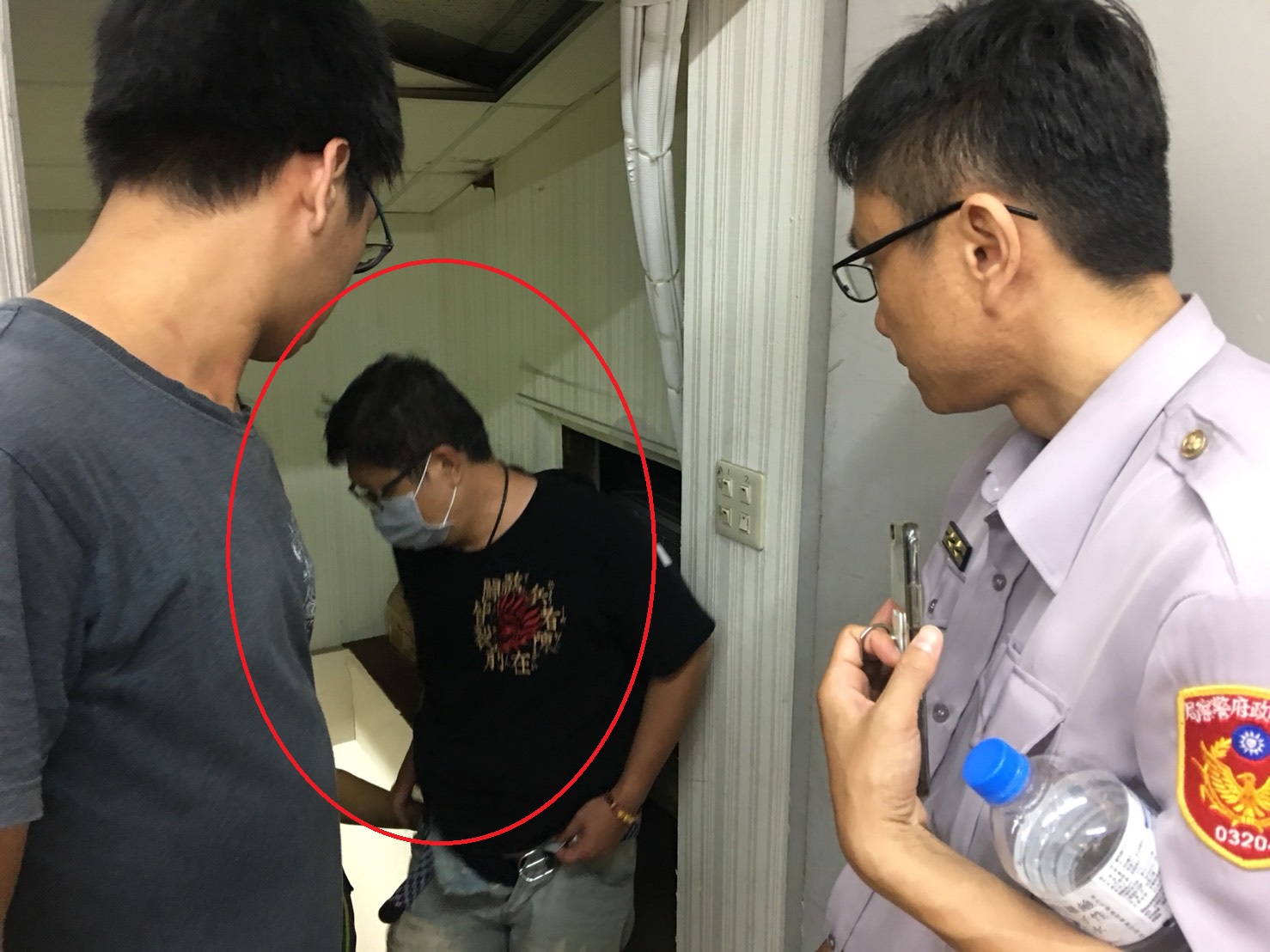 派出所長陳孟兒發現蕭姓賭客躲在暗層，喝令他出來。（警方提供）