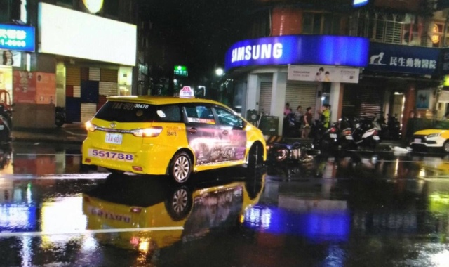 兩方人馬趁著颱風夜還債，債主卻砍傷少年。（翻攝畫面）